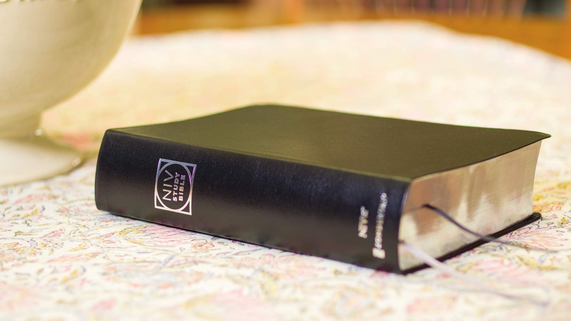 NIV Study Bible, Fully Revised Edition (Study Deeply. Believe Wholeheartedly.), Large Print, Bonded Leather, Black, Red Letter, Thumb Indexed, Comfort Print