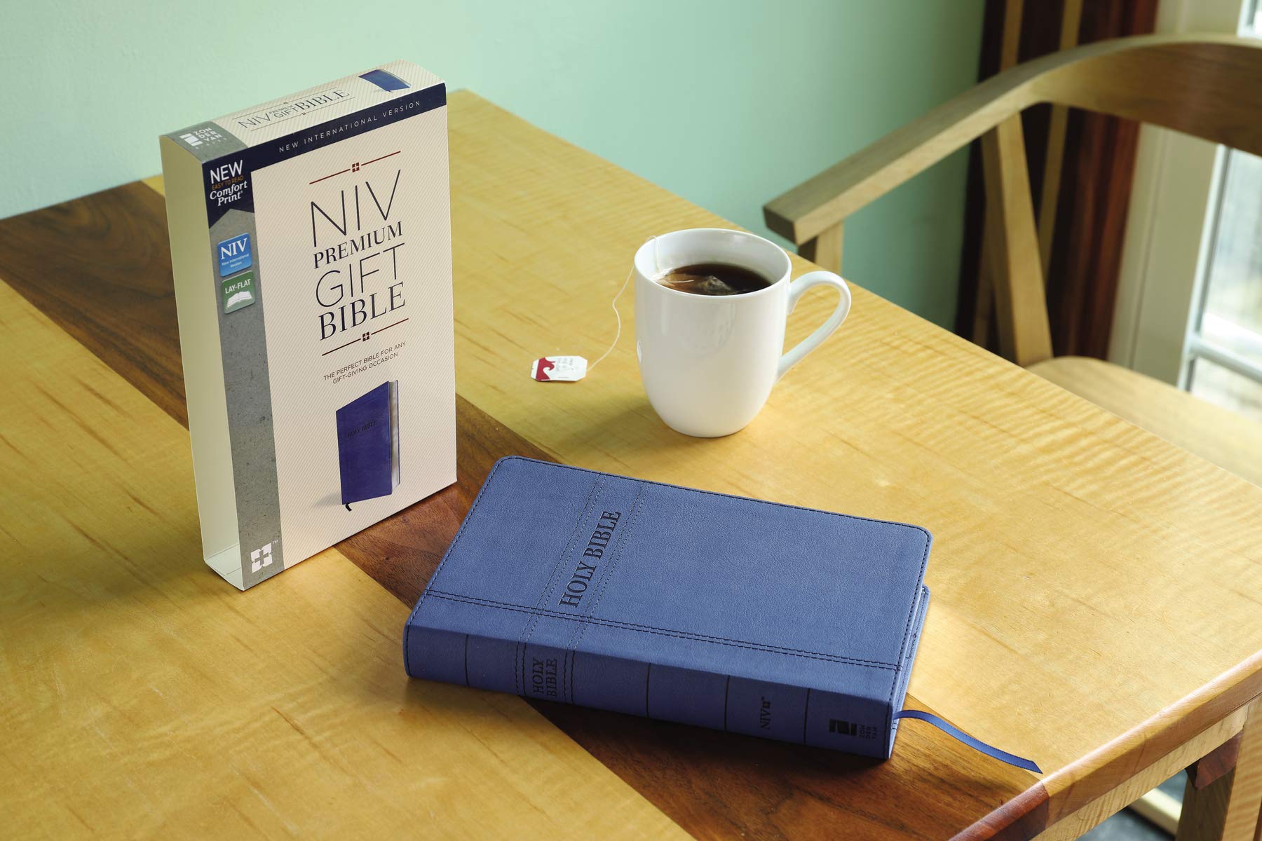 NIV, Premium Gift Bible, Leathersoft, Navy, Red Letter, Comfort Print: The Perfect Bible for Any Gift-Giving Occasion