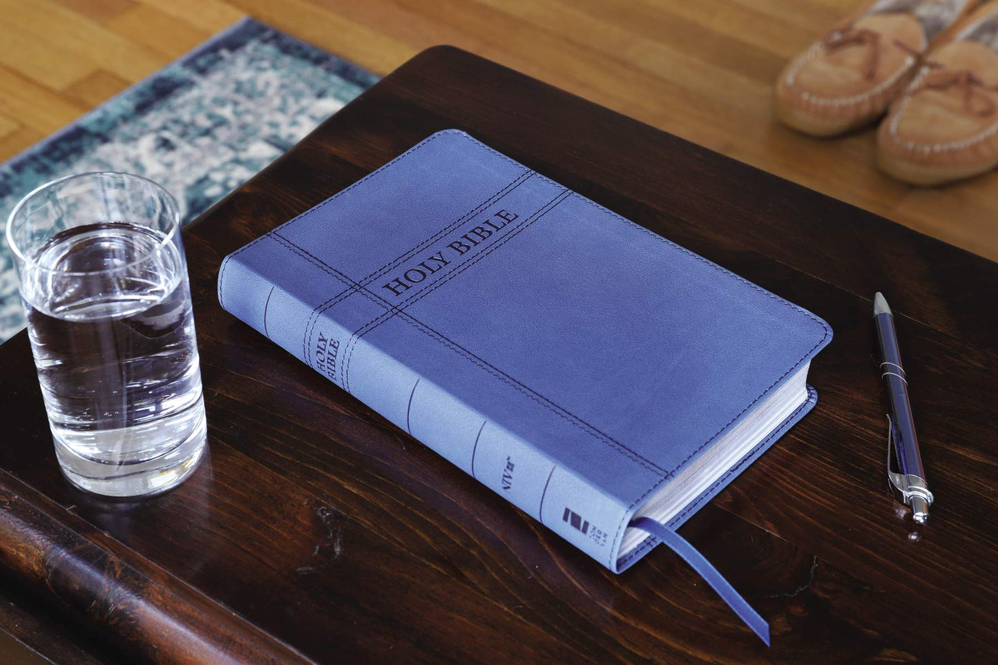 NIV, Premium Gift Bible, Leathersoft, Navy, Red Letter, Comfort Print: The Perfect Bible for Any Gift-Giving Occasion