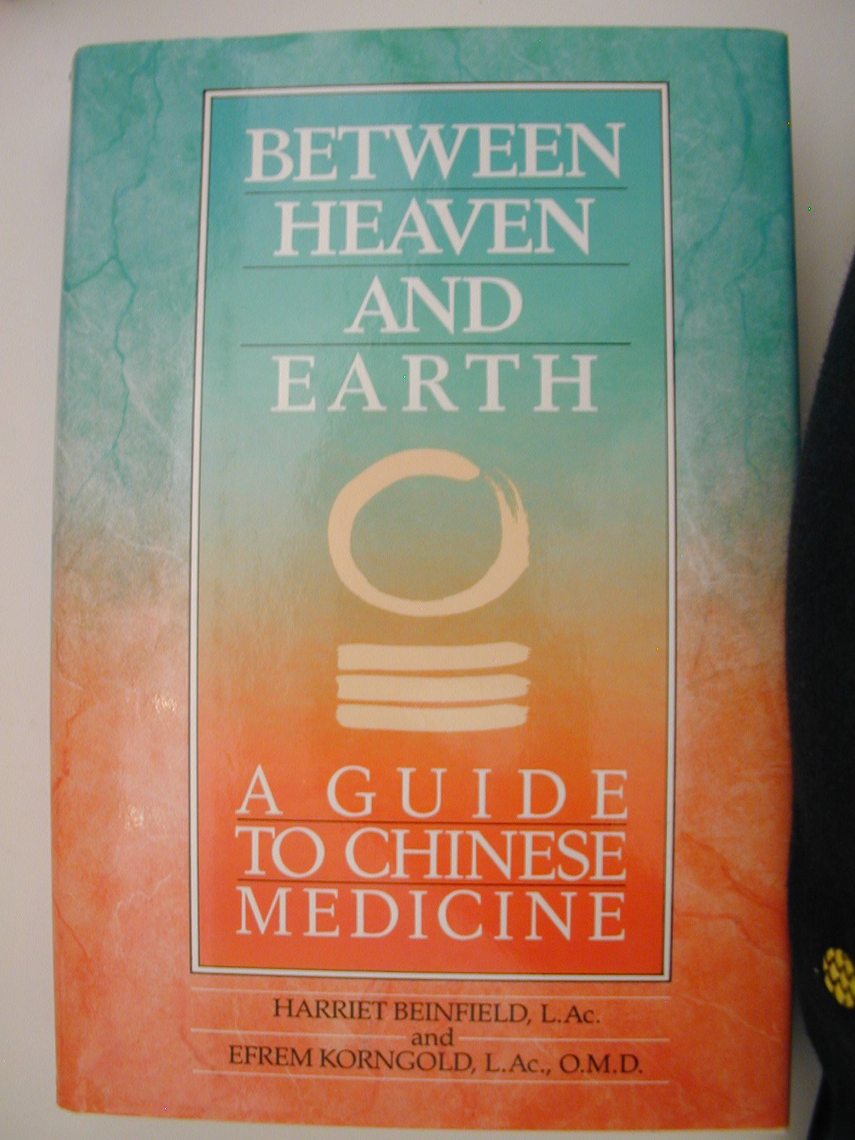 Between Heaven and Earth: A Guide to Chinese Medicine