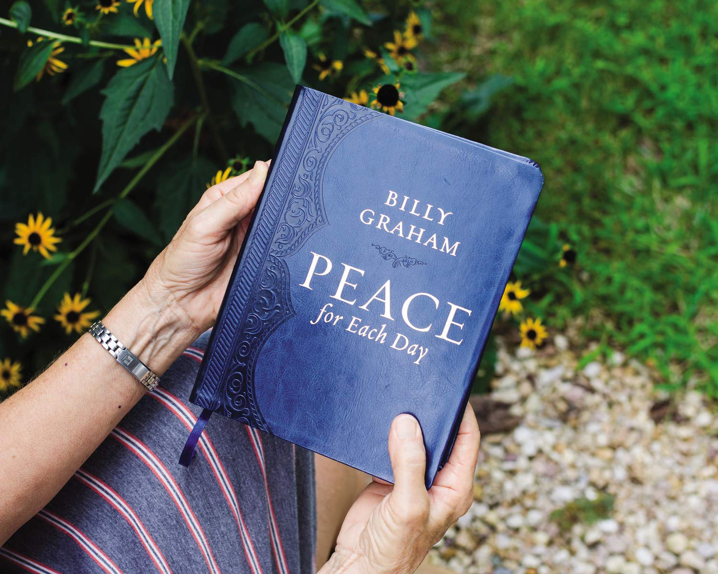 Peace for Each Day, Large Text Leathersoft: Devotions to Comfort Your Soul and Calm Your Mind (A 365-Day Devotional)