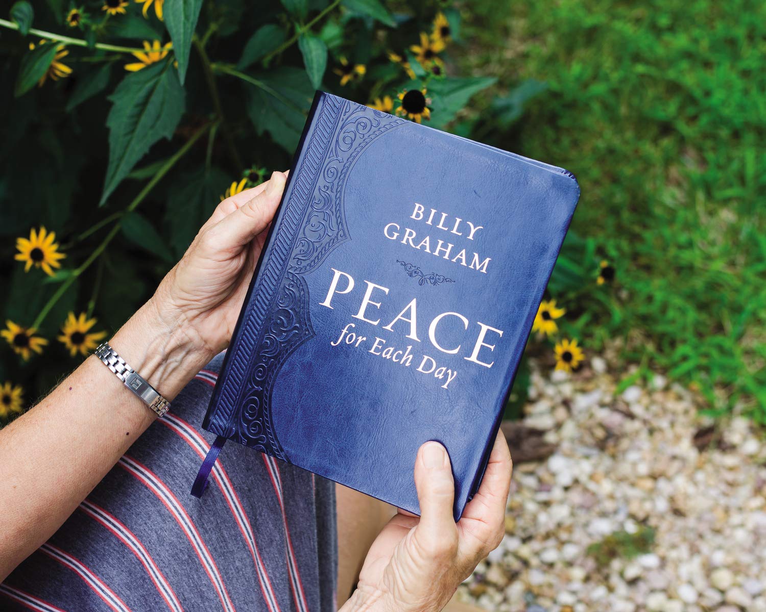 Peace for Each Day, Large Text Leathersoft: Devotions to Comfort Your Soul and Calm Your Mind (A 365-Day Devotional)