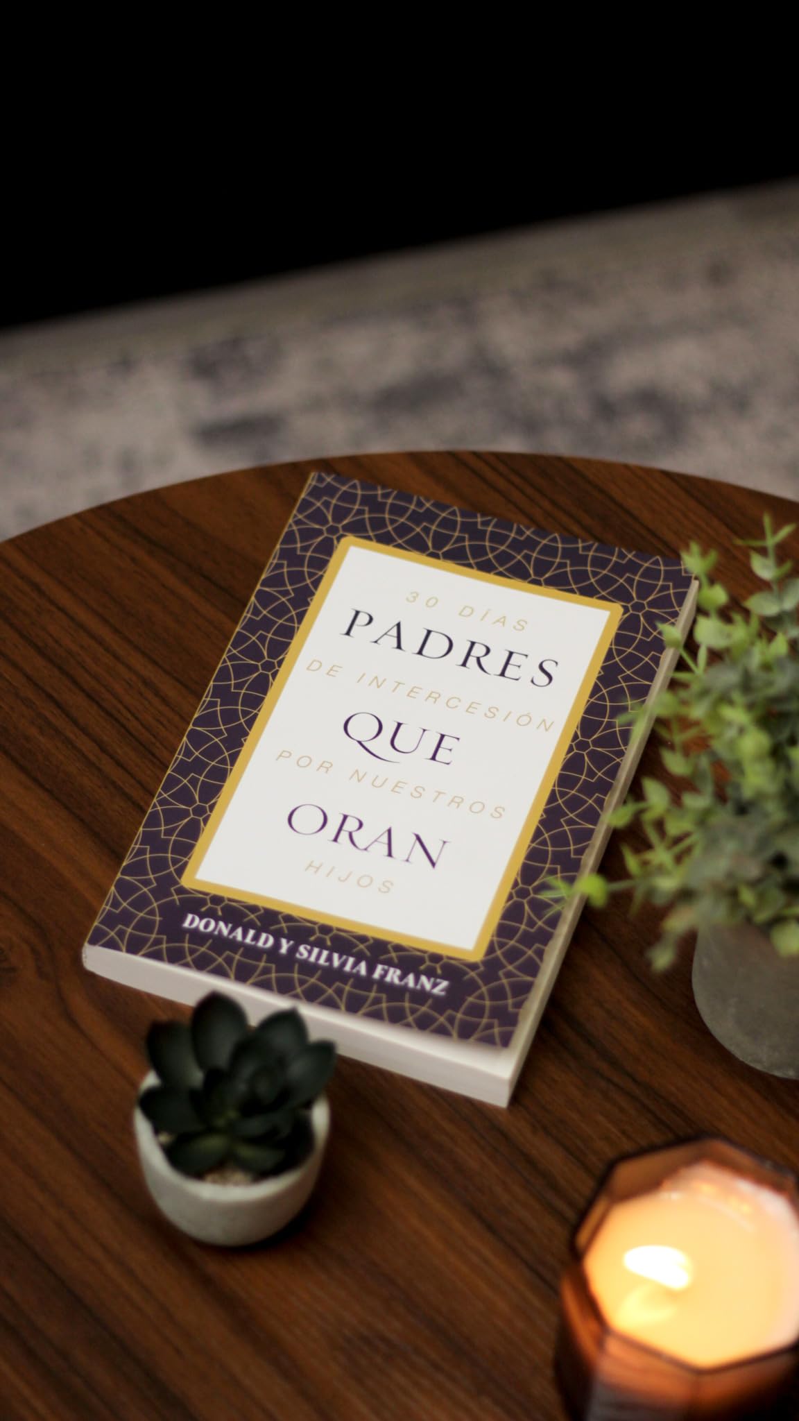 Padres que oran: 30 días de intercesión por nuestros hijos (Spanish Edition)