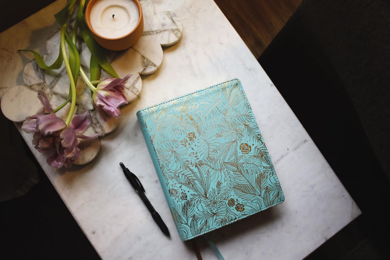 NIV, Journal the Word Bible for Women (Perfect for Note-Taking)