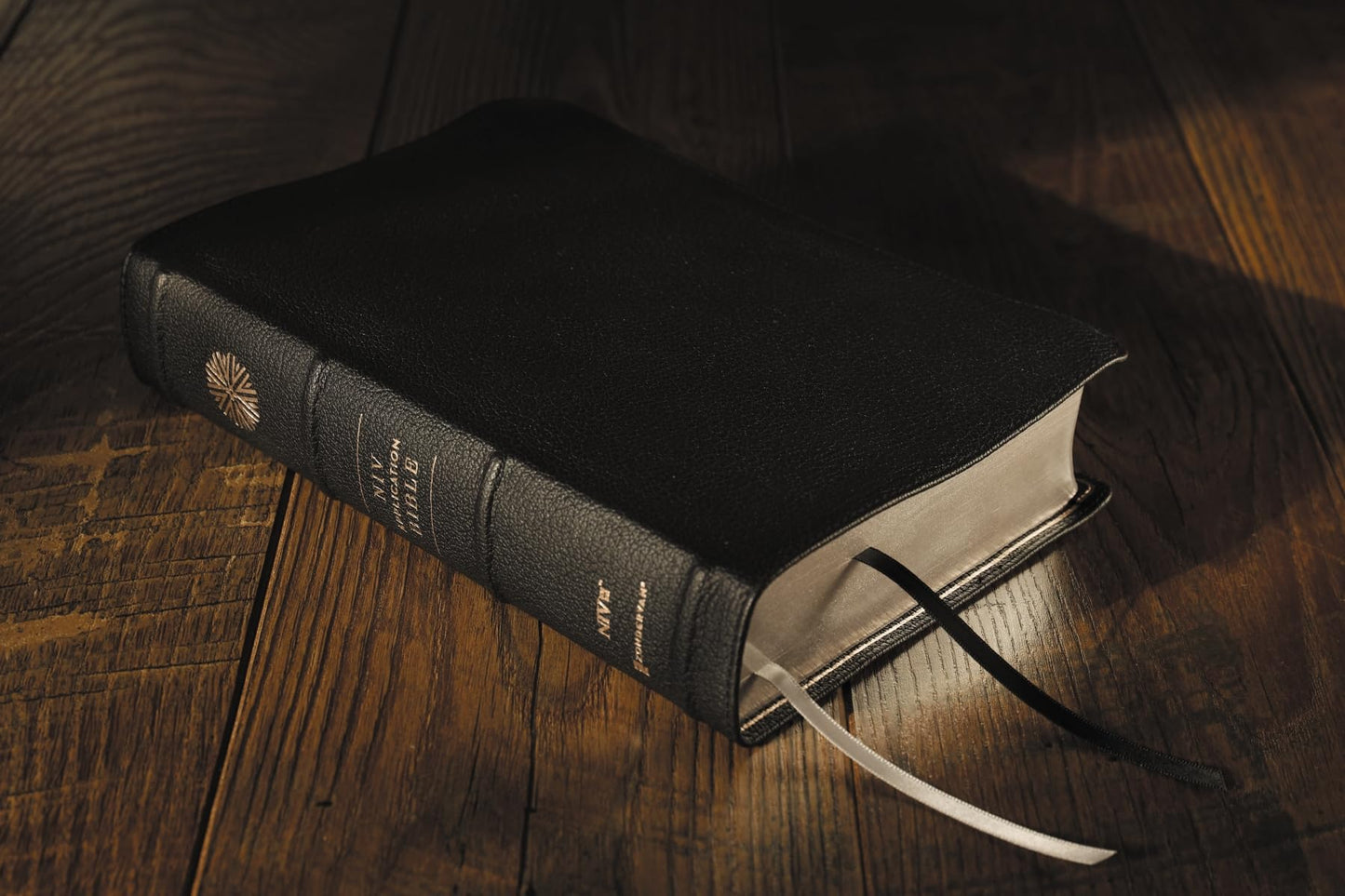 NIV Application Bible, Genuine Leather, Calfskin, Black, Red Letter, Thumb Indexed, Comfort Print: Bringing the Ancient Message of the Bible into Your World (NIV Application Commentary Resources)
