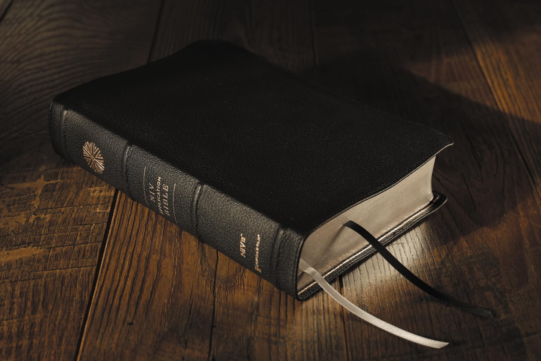 NIV Application Bible, Genuine Leather, Calfskin, Black, Red Letter, Thumb Indexed, Comfort Print: Bringing the Ancient Message of the Bible into Your World (NIV Application Commentary Resources)