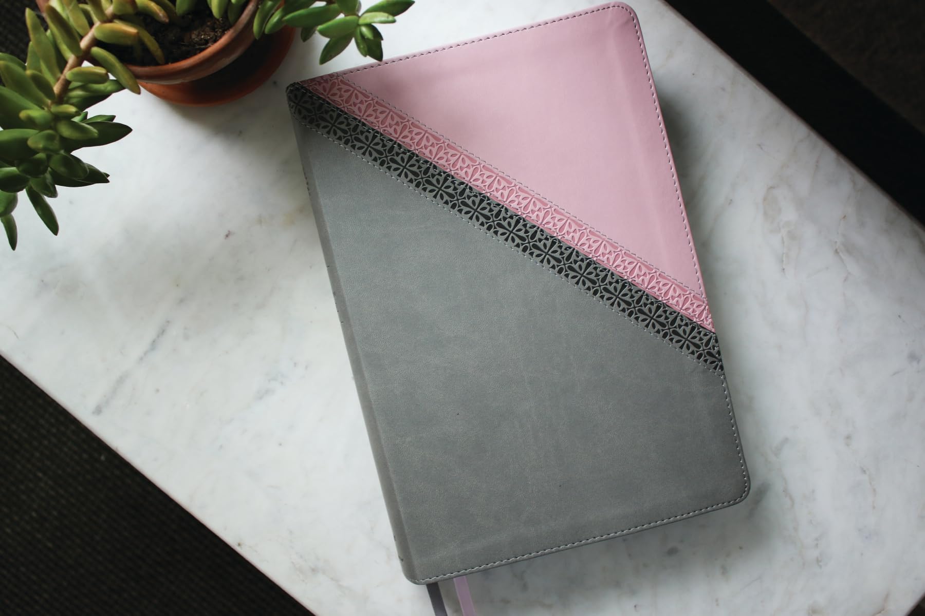 NIV Application Bible, Large Print, Leathersoft, Pink/Gray, Red Letter, Thumb Indexed, Comfort Print: Bringing the Ancient Message of the Bible into Your World (NIV Application Commentary Resources)
