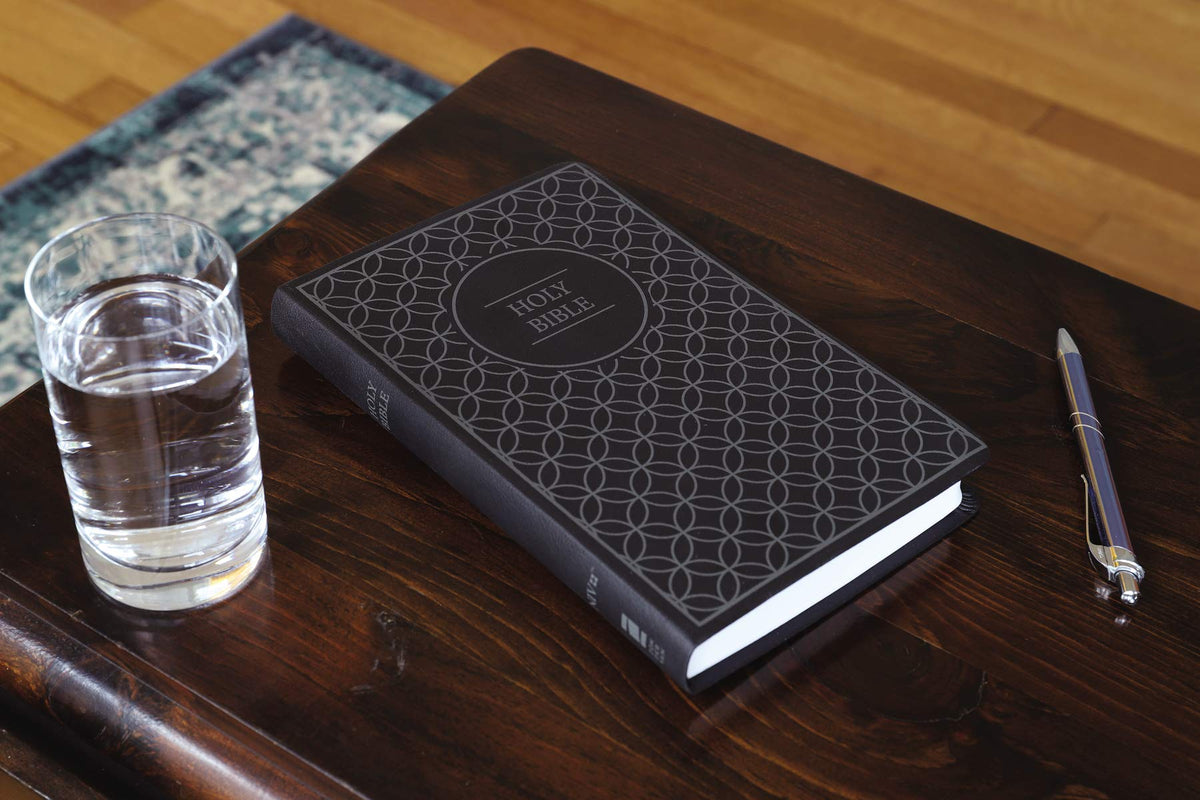 NIV, Value Thinline Bible, Leathersoft, Gray/Black, Comfort Print