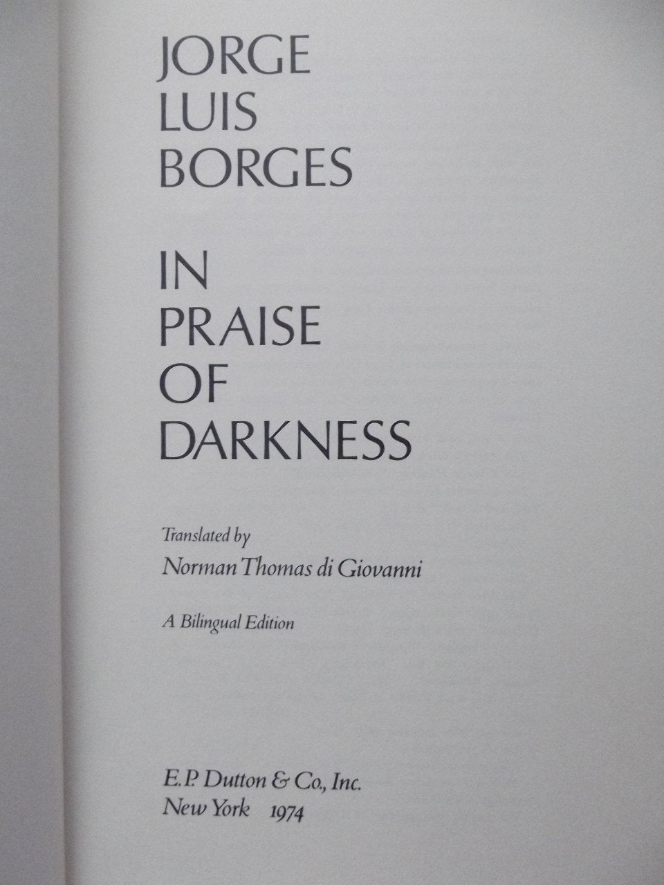 In Praise of Darkness (English and Spanish Edition)