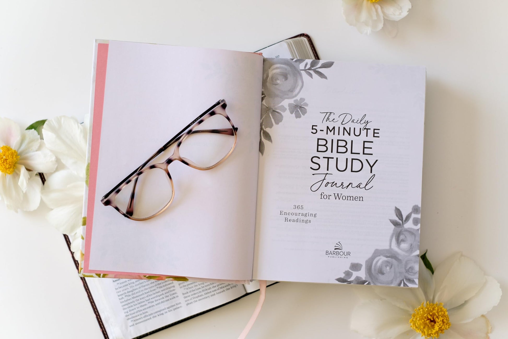 The Daily 5-Minute Bible Study Journal for Women: 365 Encouraging Readings