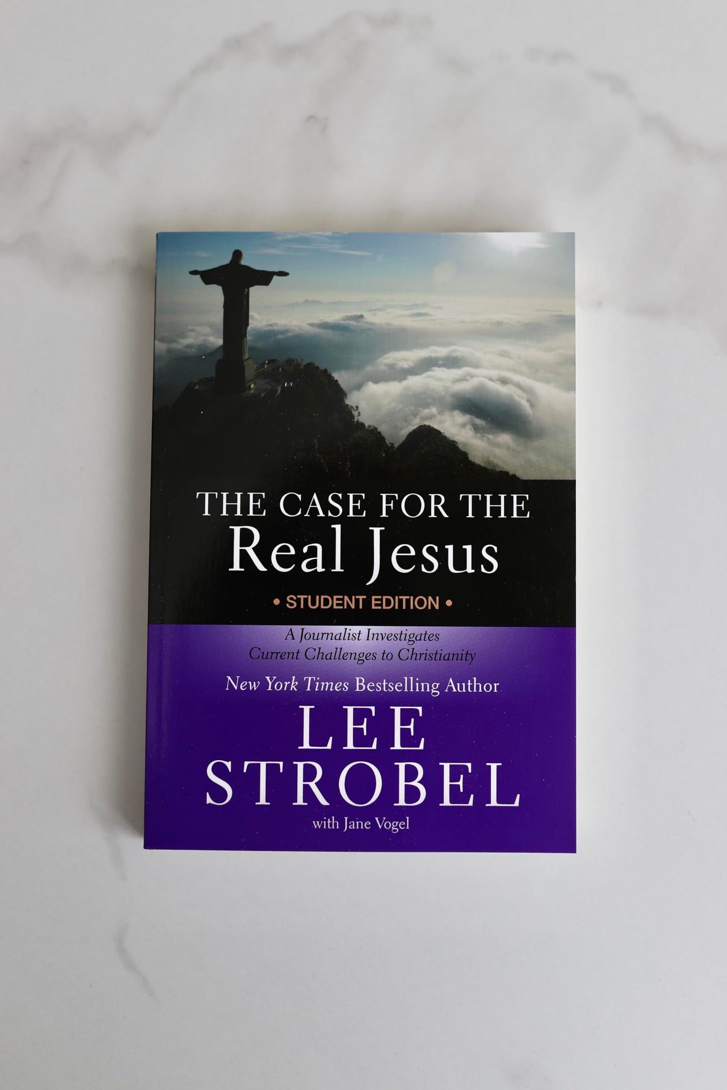 The Case for the Real Jesus Student Edition: A Journalist Investigates Current Challenges to Christianity (Case for  Series for Students)