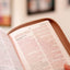 NBLA, Santa Biblia, Edición versificada, Tamao bolsillo, Leathersoft, Con cierre, Oro Rosa, Palabras de Jesús en rojo, Comfort Print (Spanish Edition)