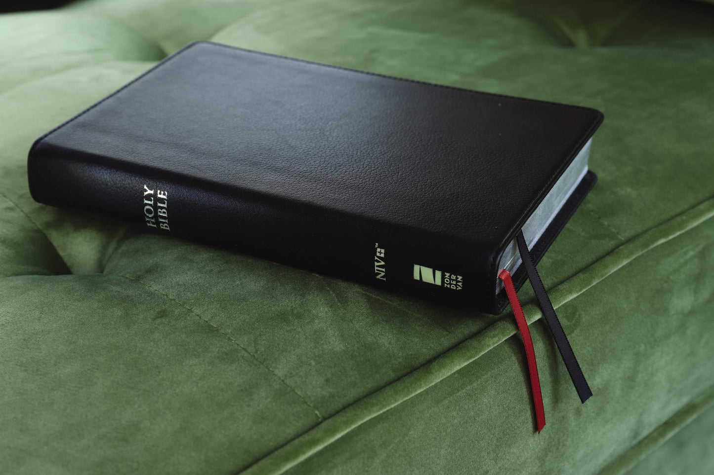 NIV, Thinline Reference Bible (Deep Study at a Portable Size), Genuine Leather, Calfskin, Black, Red Letter, Comfort Print