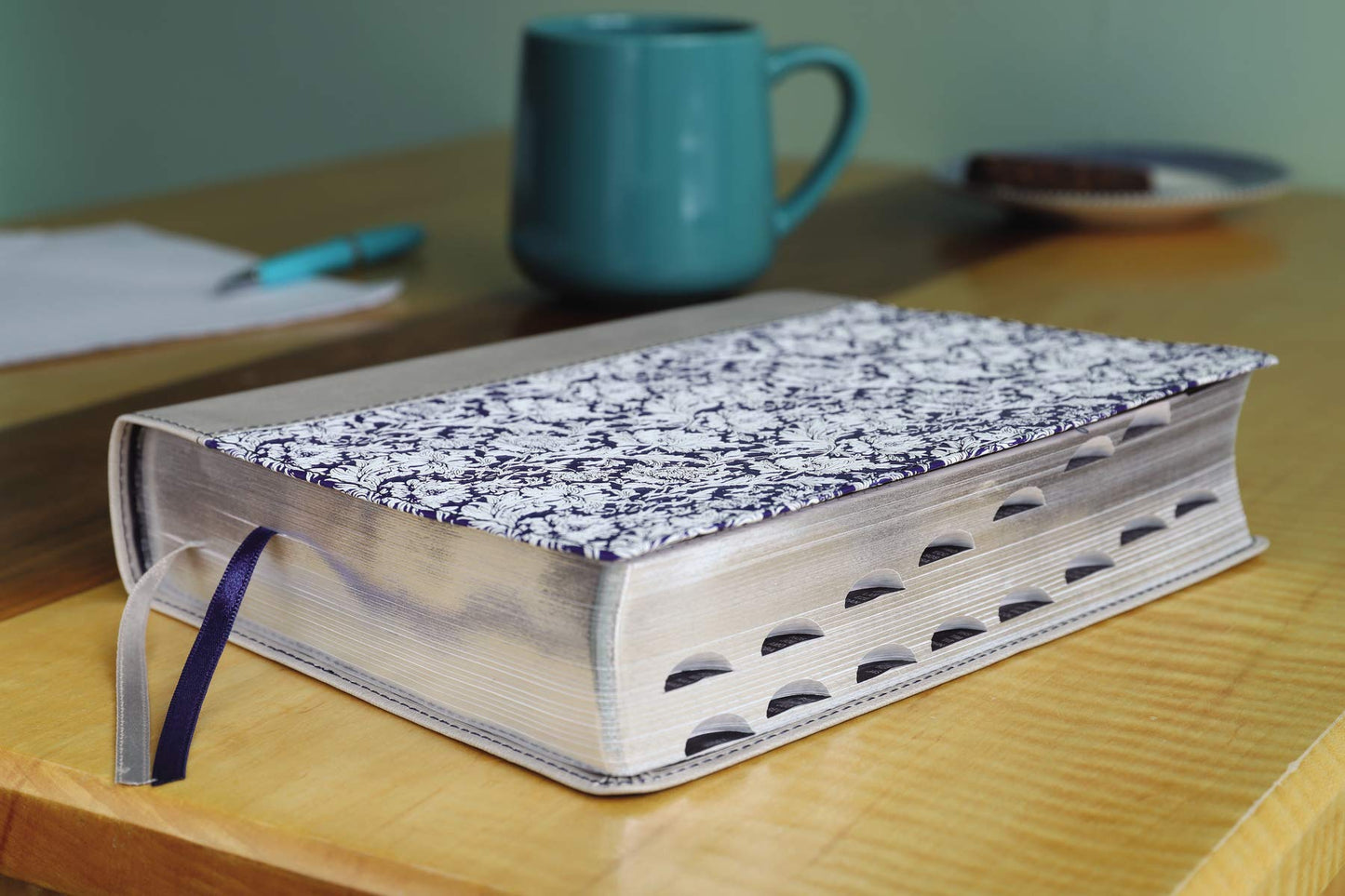 NIV, Verse Mapping Bible, Leathersoft, Navy Floral, Thumb Indexed, Comfort Print: Find Connections in Scripture Using a Unique 5-Step Process