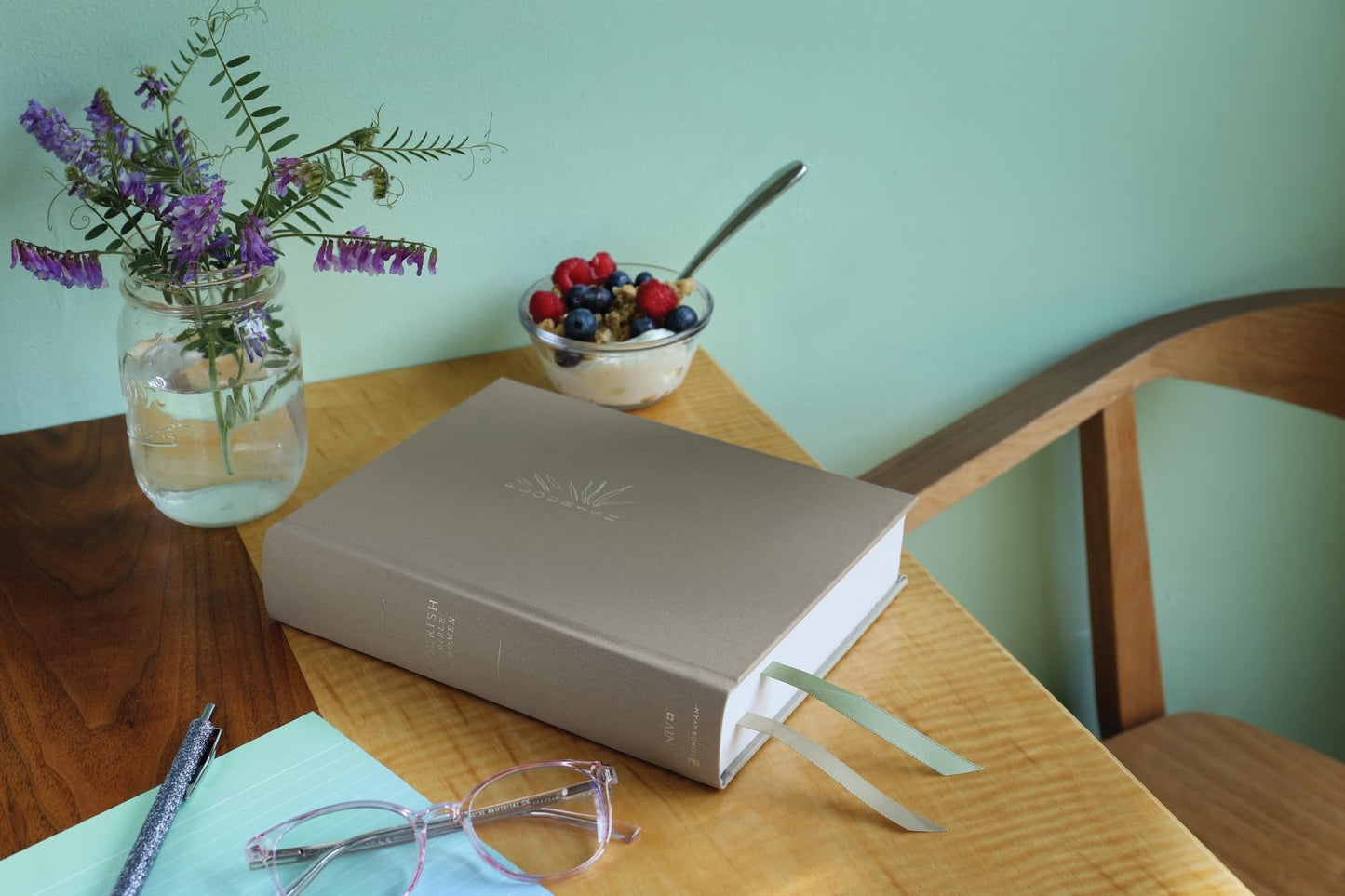 Flourish: The NIV Bible for Women, Cloth over Board, Cream,