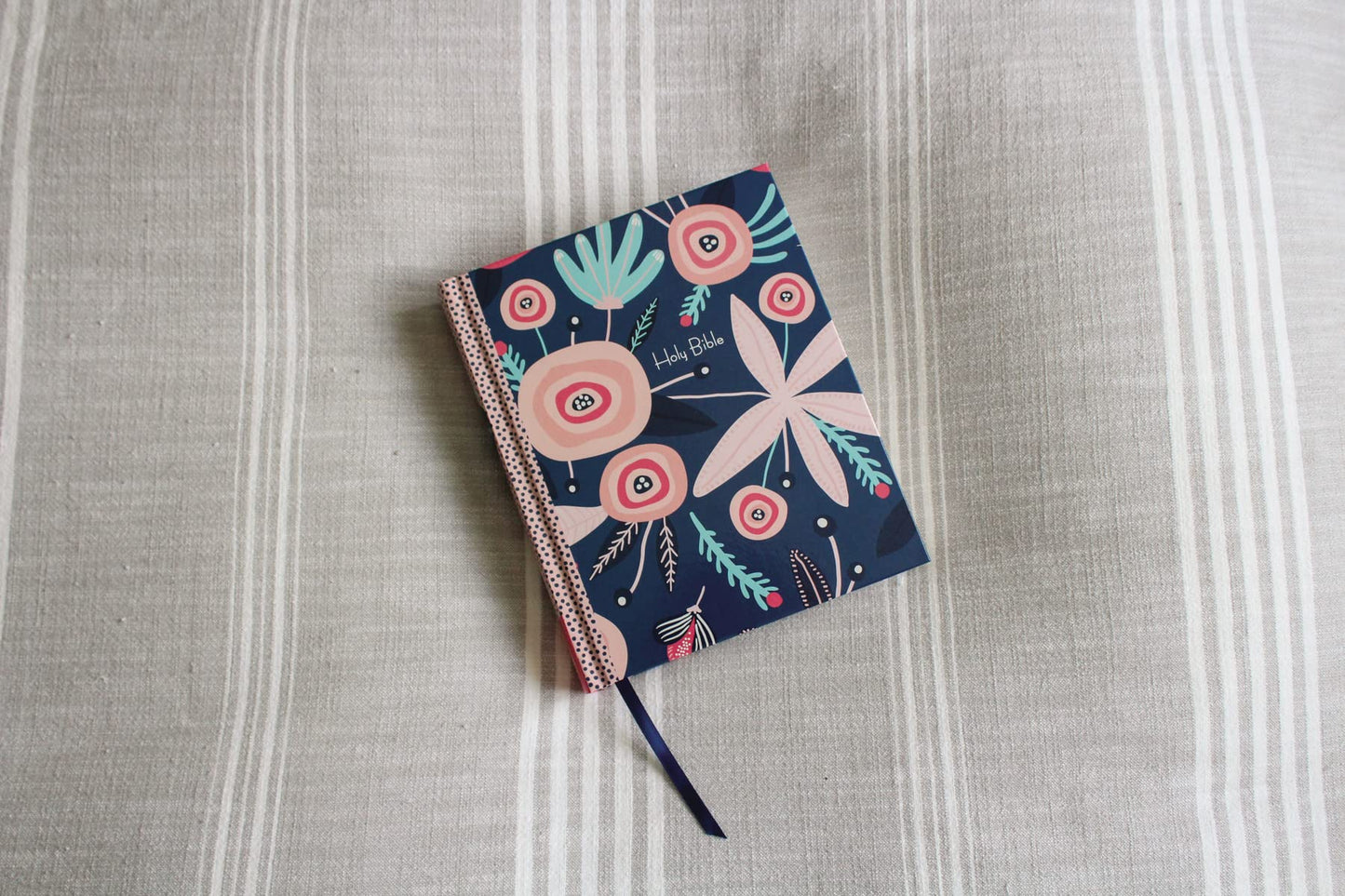 NIrV, Journal the Word Bible for Girls, Double Column, Hardcover, Comfort Print: My First Bible for Tracing Verses, Journaling, and Creating Art