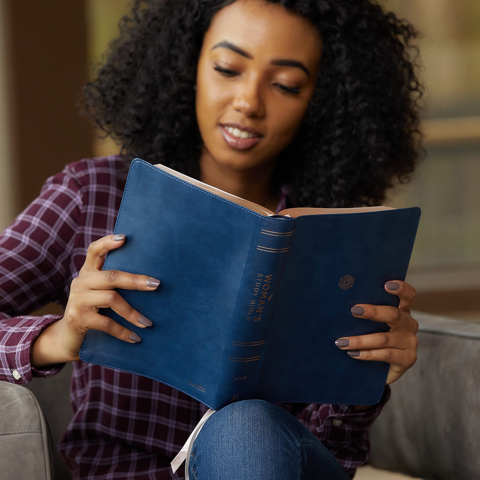 NIV, The Woman's Study Bible, Leathersoft, Blue, Full-Color, Red Letter, Thumb Indexed: Receiving God's Truth for Balance, Hope, and Transformation