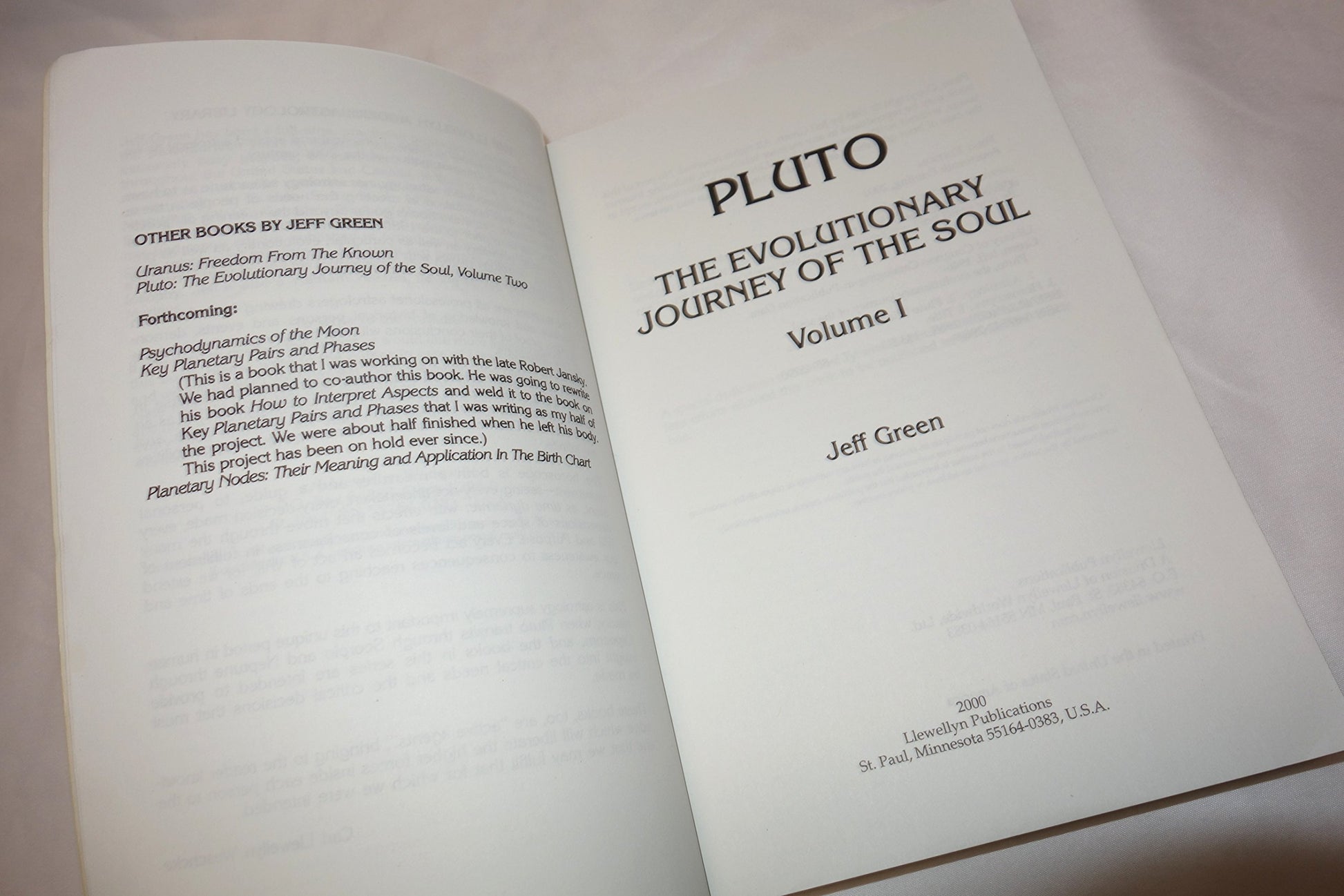 Pluto: The Evolutionary Journey of the Soul, Volume 1 (Llewellyn Modern Astrology Library)