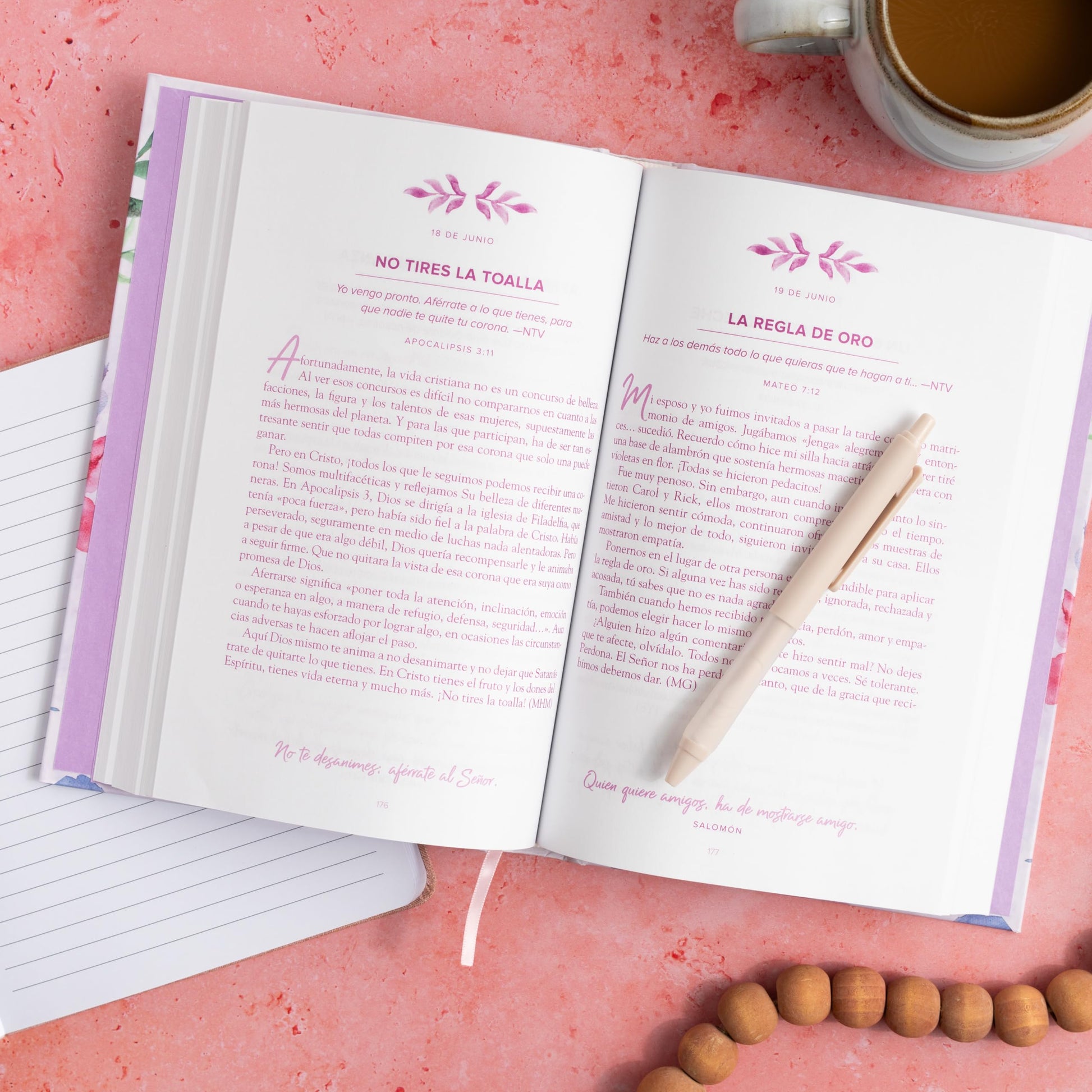 Un ao con Dios: 365 devocionales para inspirar tu vida  A Year With God: 365 Devotions to Inspire Your Life (Spanish Edition)