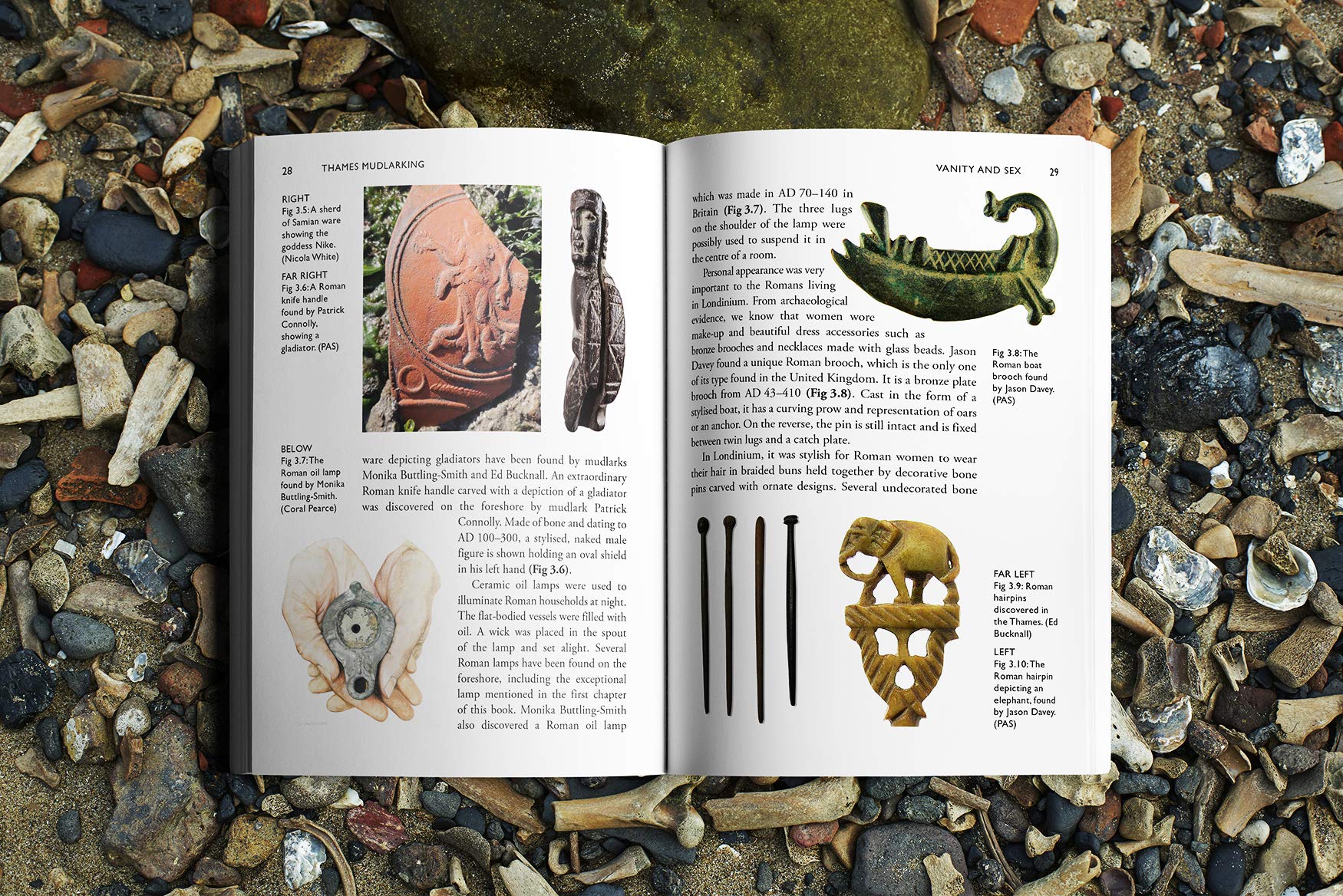 Thames Mudlarking: Searching for London's Lost Treasures (Shire Library, 878)