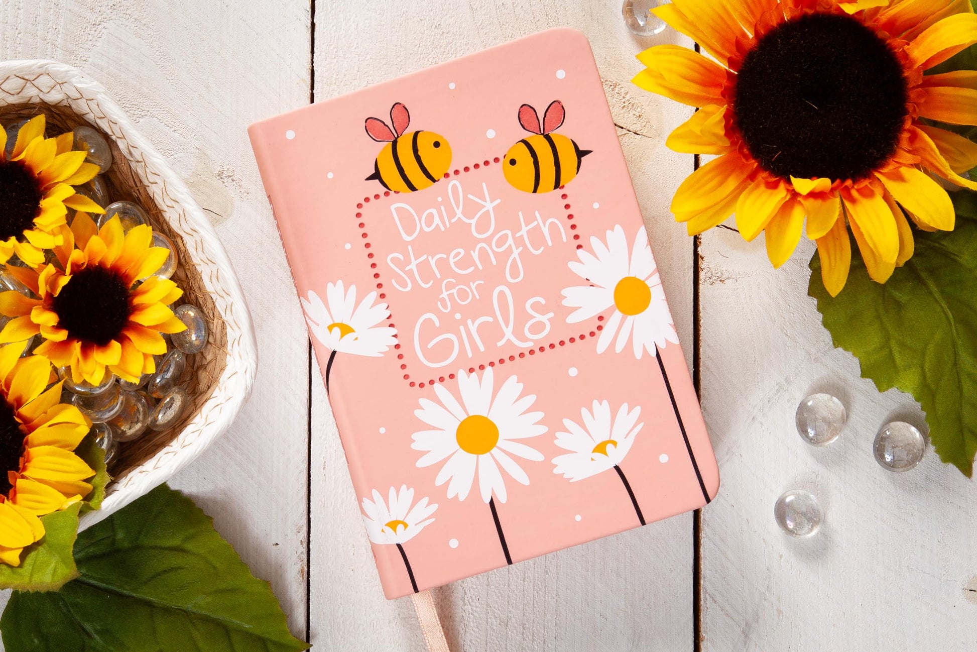 Daily Strength for Girls: 365 Daily Devotional