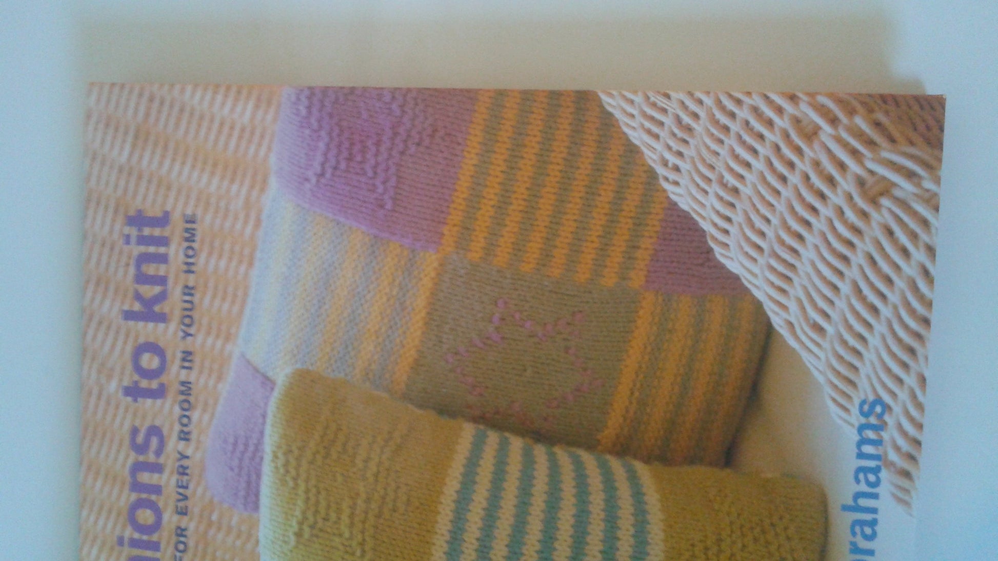 Knitting Beyond the Edge: Cuffs And Collars, Necklines, Hems, Closures- The Essential Collection of Decorative Finishes