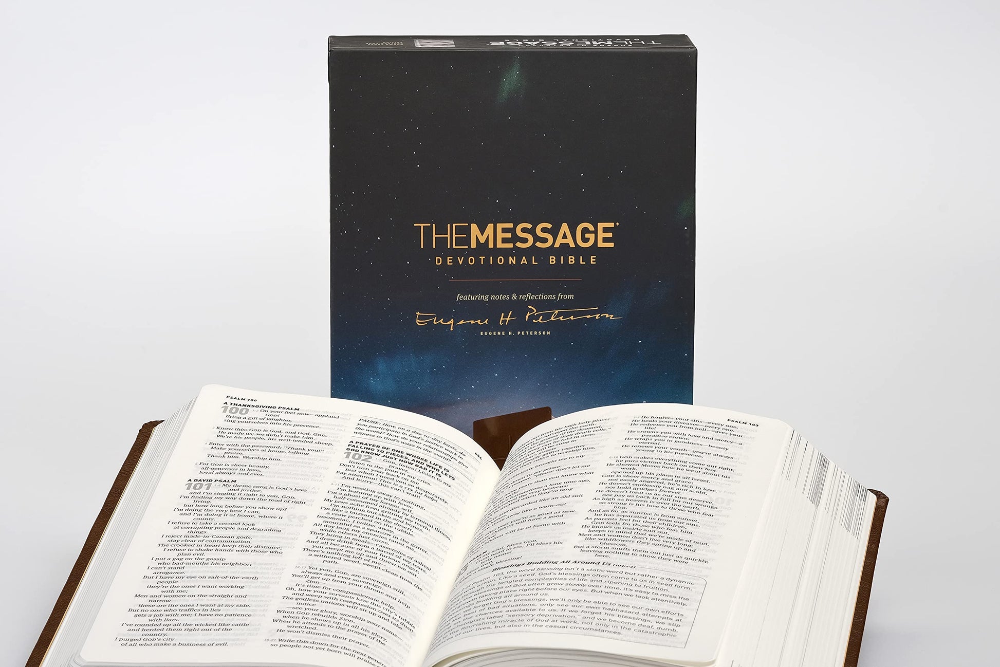 The Message Devotional Bible, Brown Cross (Leather-Look, Brown): Featuring Notes and Reflections from Eugene H. Peterson