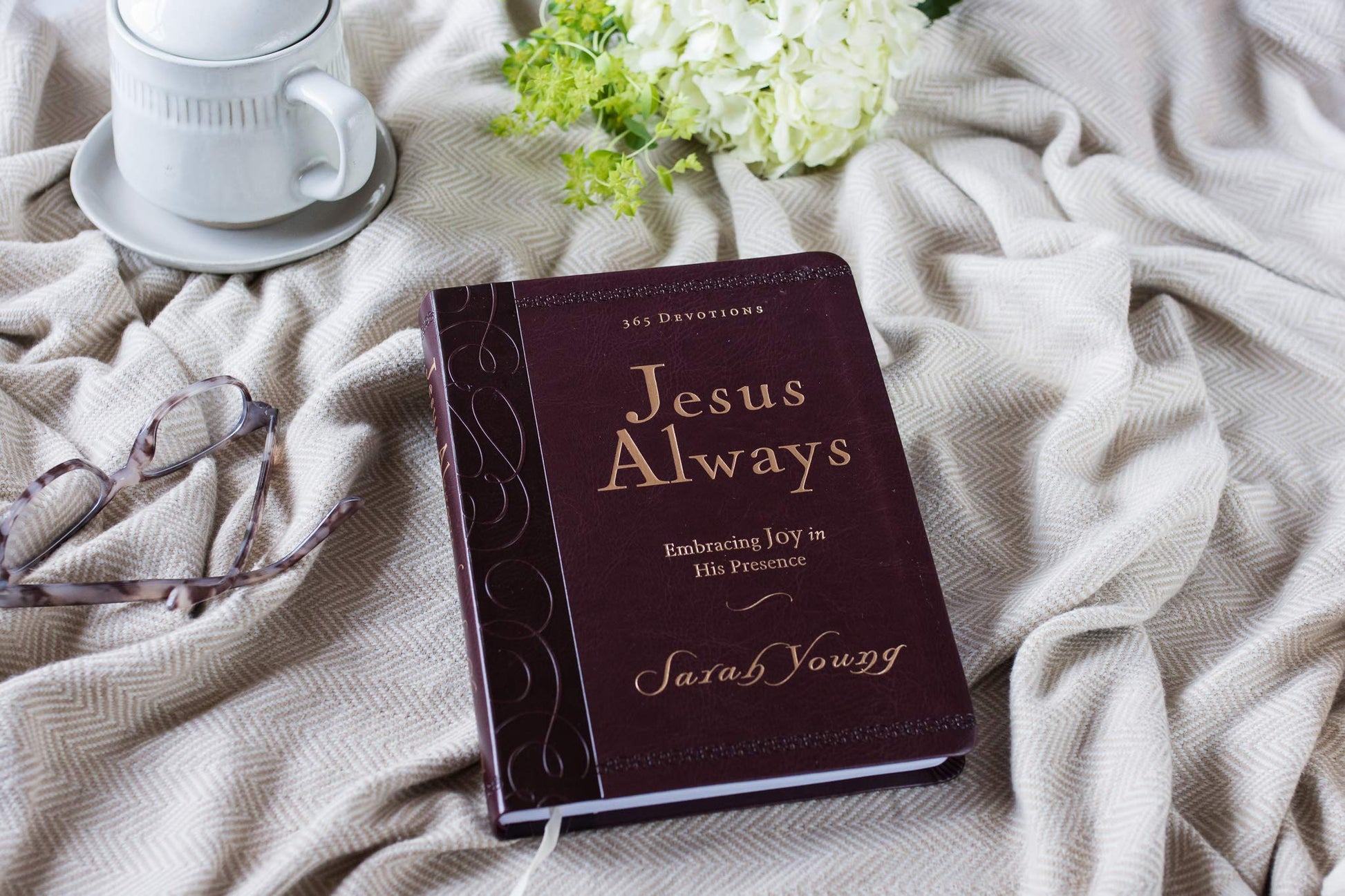 Jesus Always, Large Text Leathersoft, with Full Scriptures: Embracing Joy in His Presence (A 365-Day Devotional)