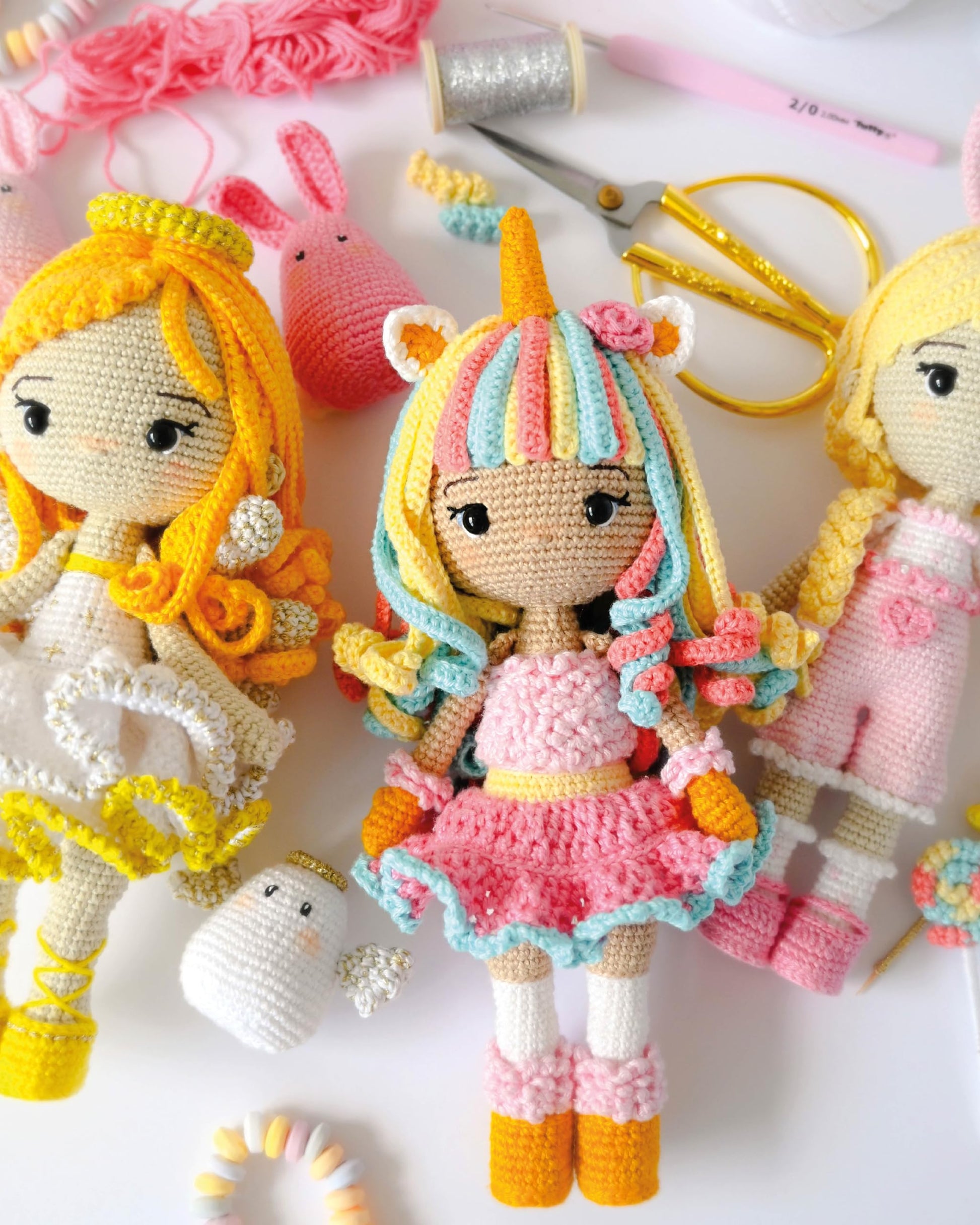 Kawaii Crochet Dolls: Amigurumi patterns for 10 adorable dolls and 30 cute characters
