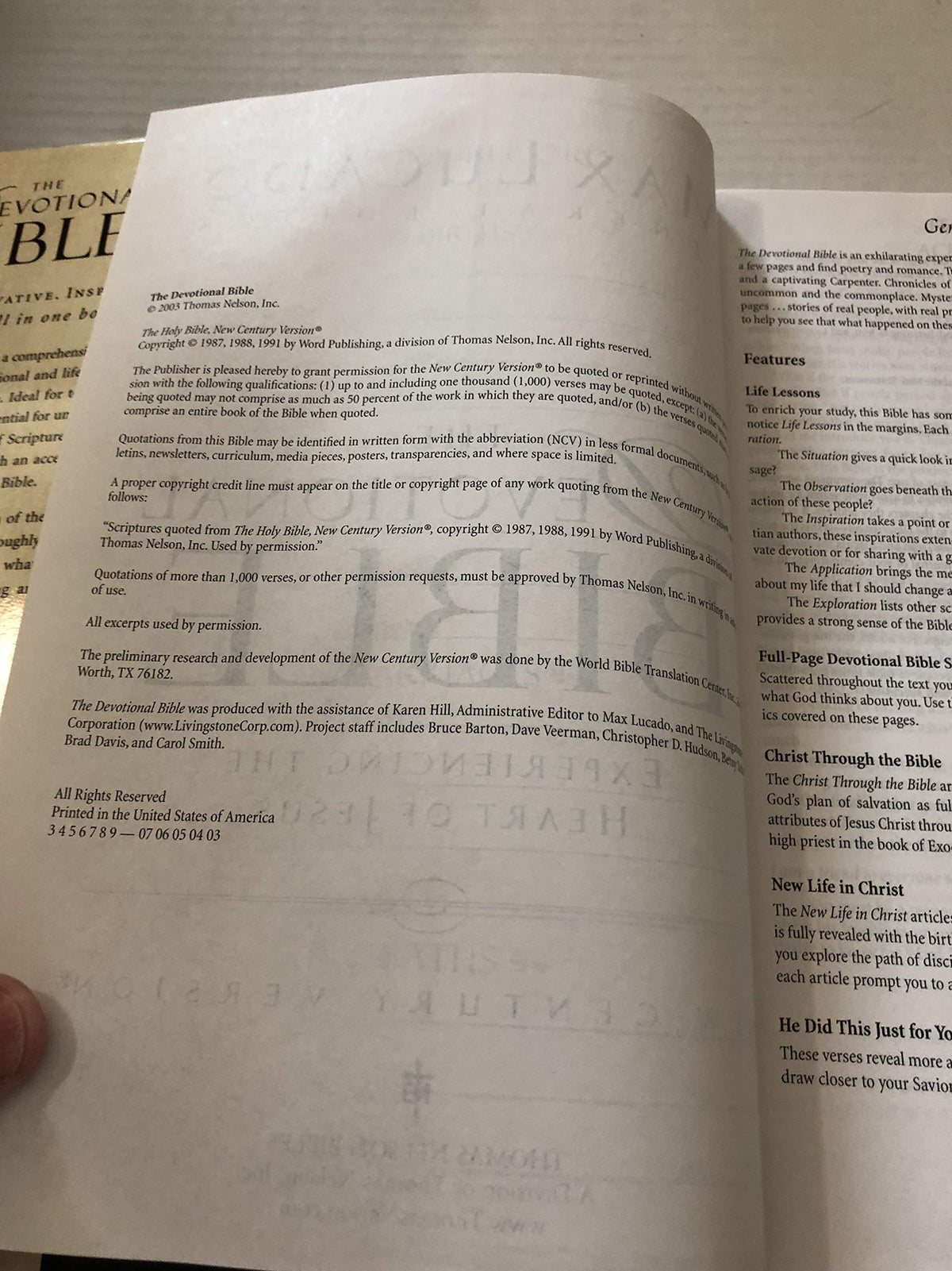 The Devotional Bible: Experiencing the Heart of Jesus (New Century Version)