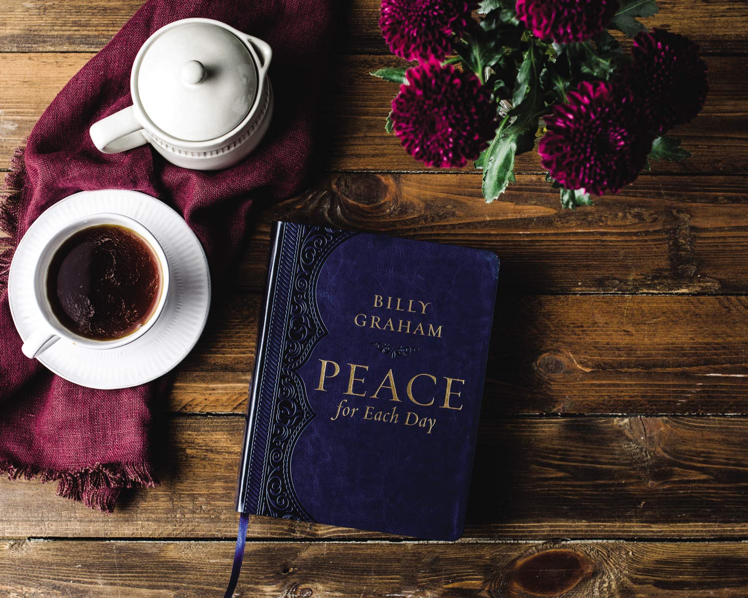Peace for Each Day, Large Text Leathersoft: Devotions to Comfort Your Soul and Calm Your Mind (A 365-Day Devotional)
