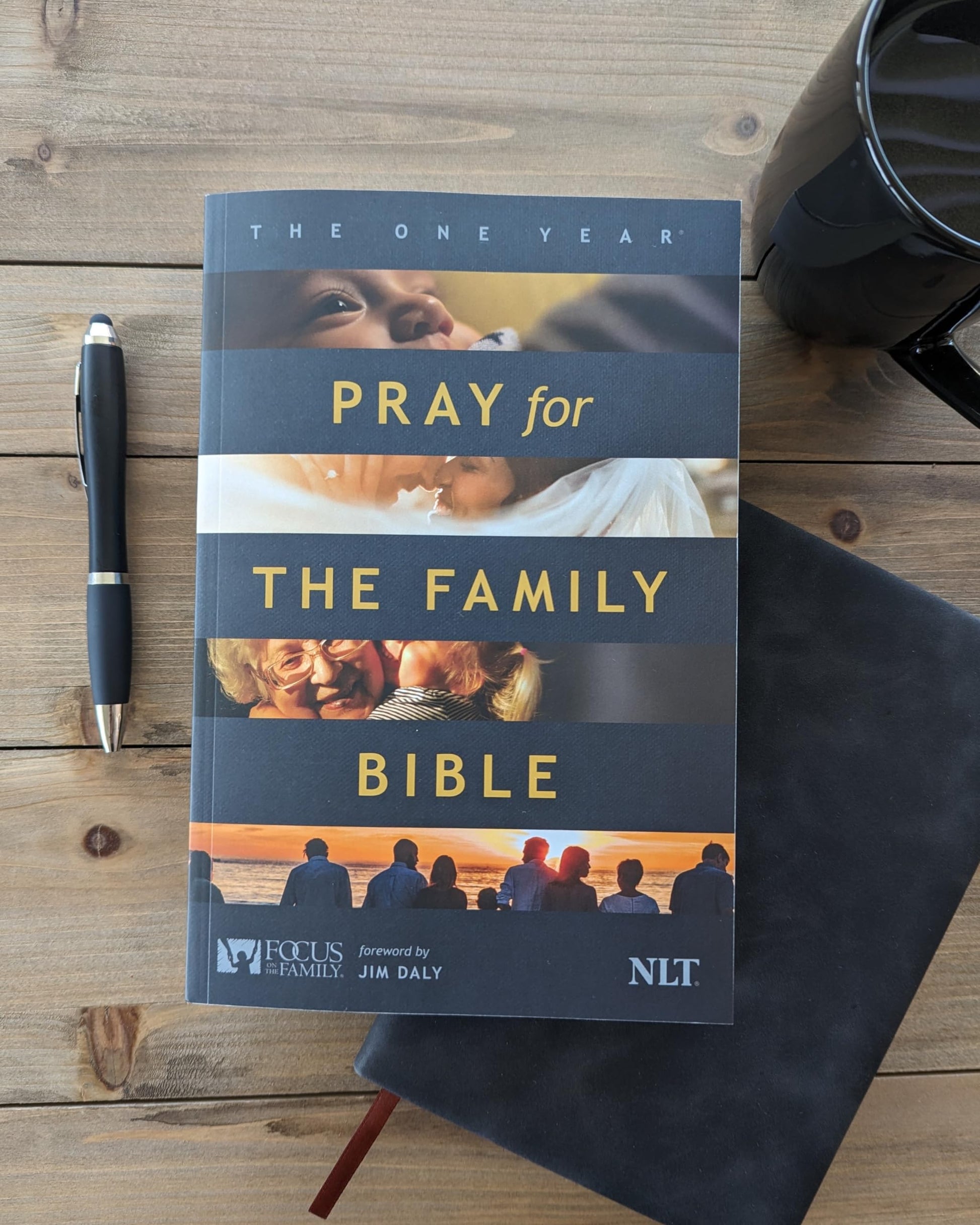 The One Year Pray for the Family Bible NLT (Softcover)