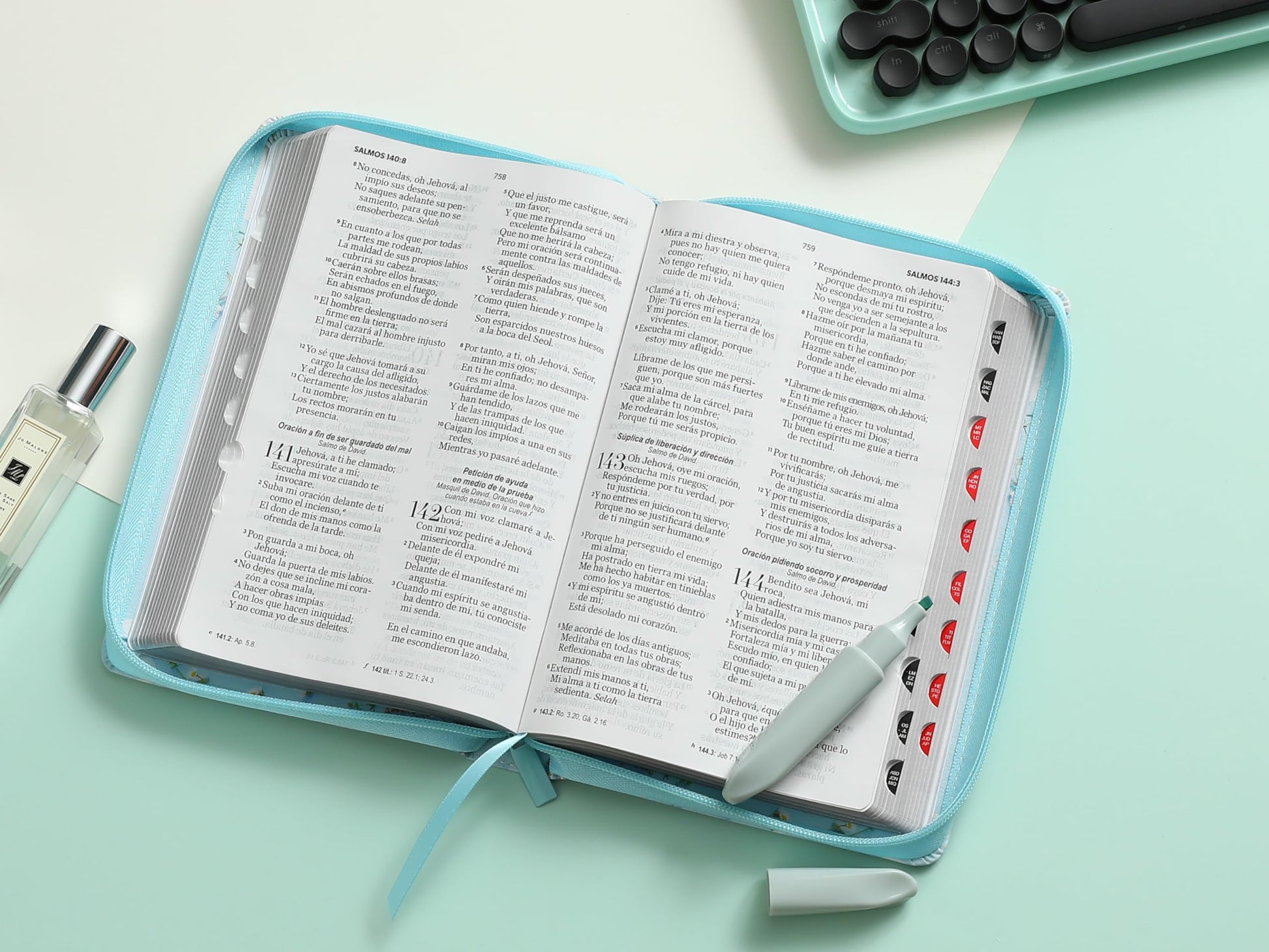 Biblia con Concordancia Letra Grande de 12 puntos - Reina Valera 1960 - floral para mujer con índice y zipper