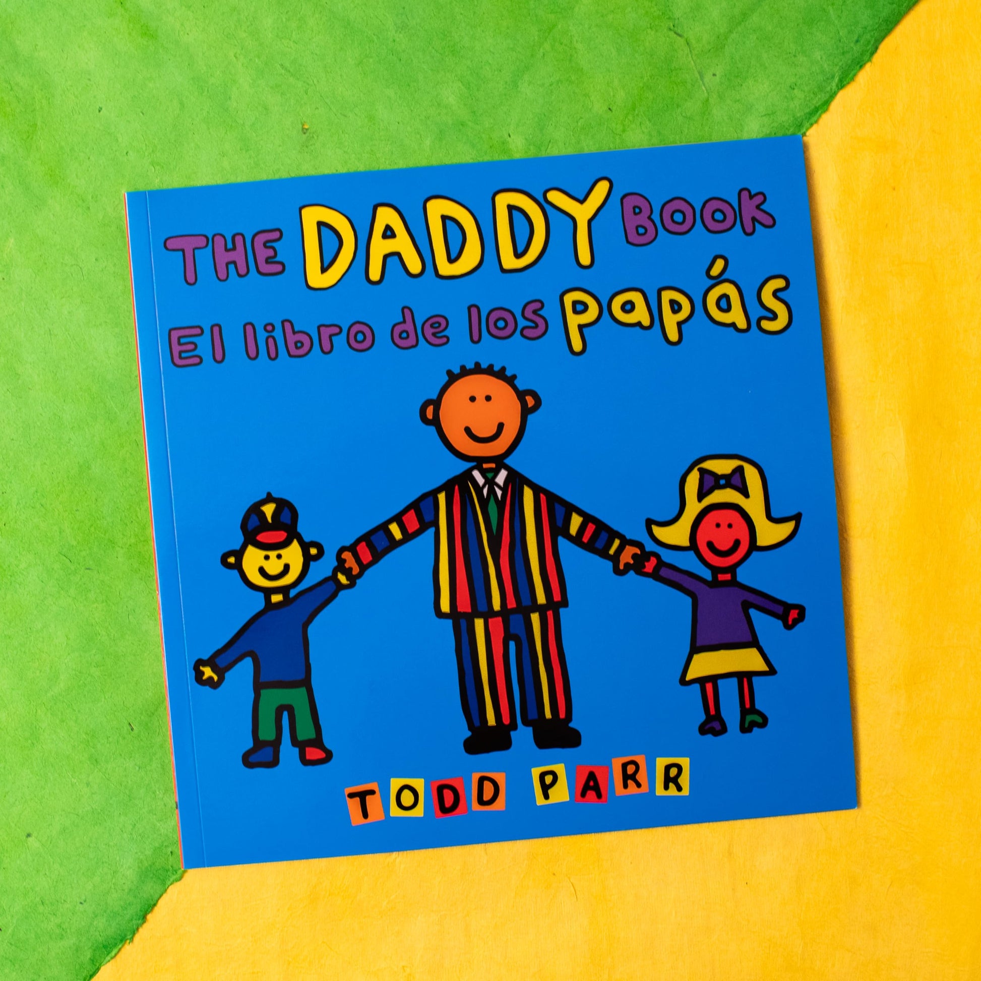 The Daddy Book / El libro de los papás (Spanish and English Edition)
