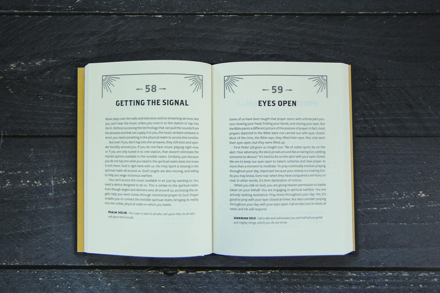 Fighting the Good Fight Devotional for Men: Daily Inspiration to Stand Strong in Faith