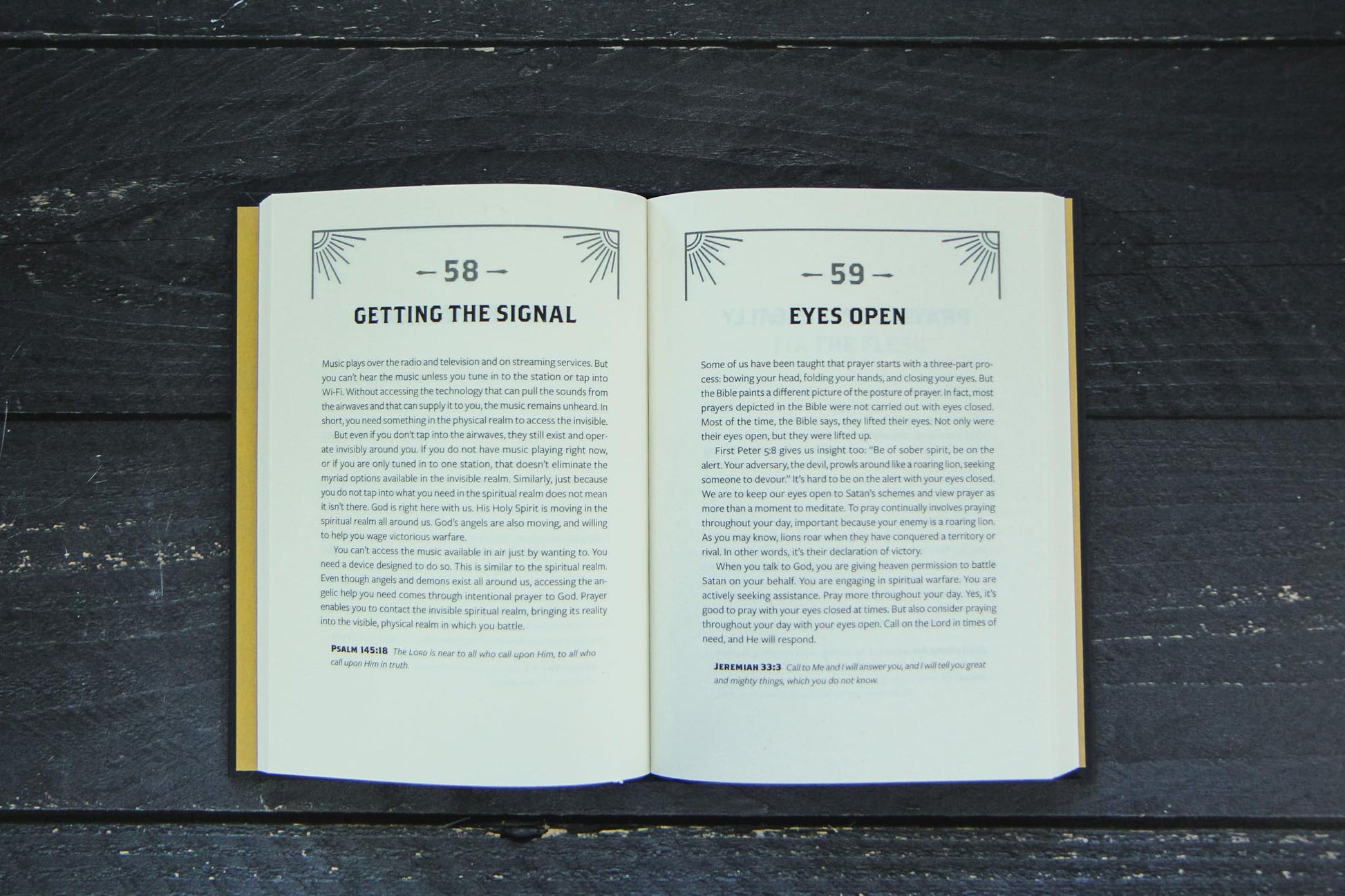 Fighting the Good Fight Devotional for Men: Daily Inspiration to Stand Strong in Faith