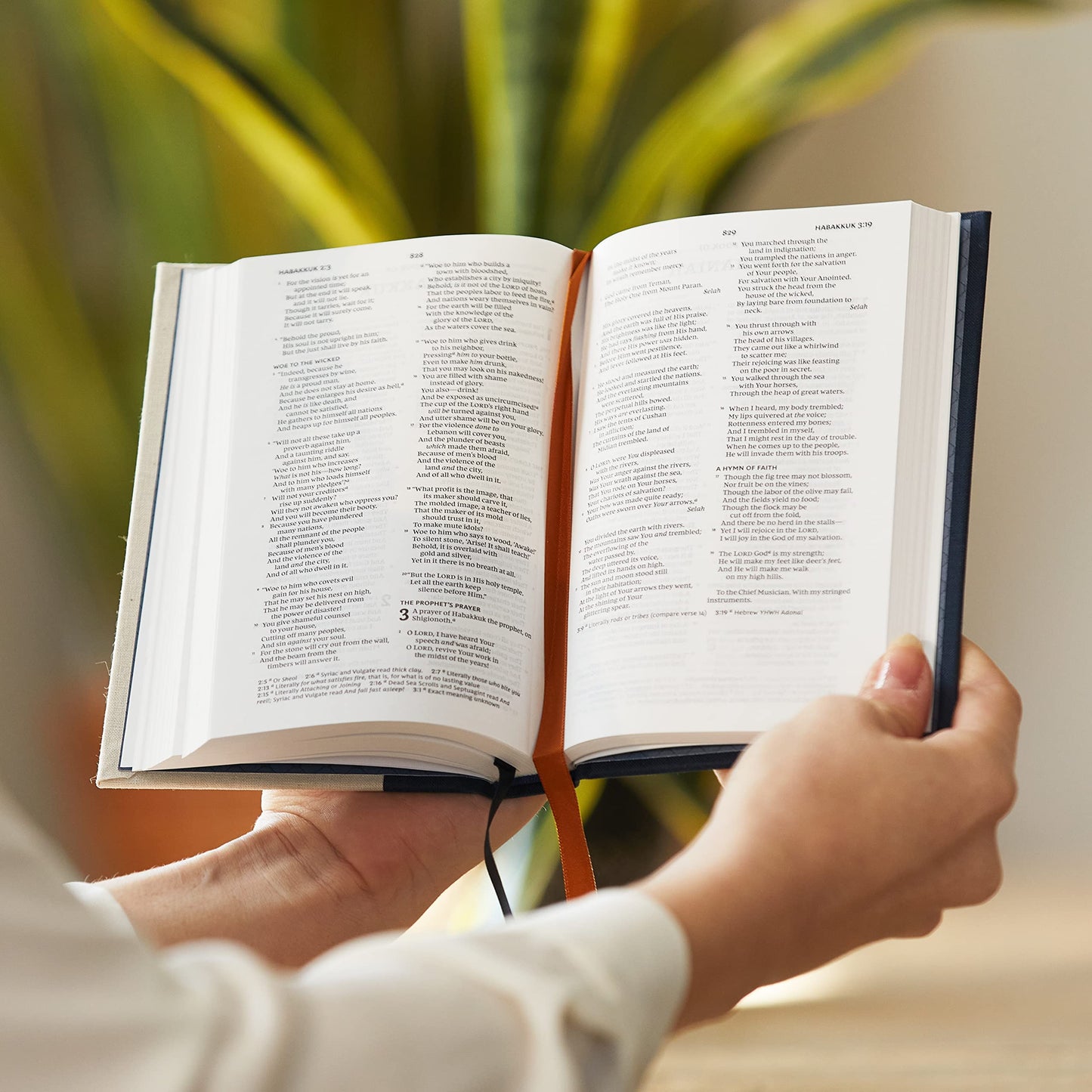 NKJV, Thinline Bible, Compact, Leathersoft, Blue, Red Letter, Comfort Print: Holy Bible, New King James Version