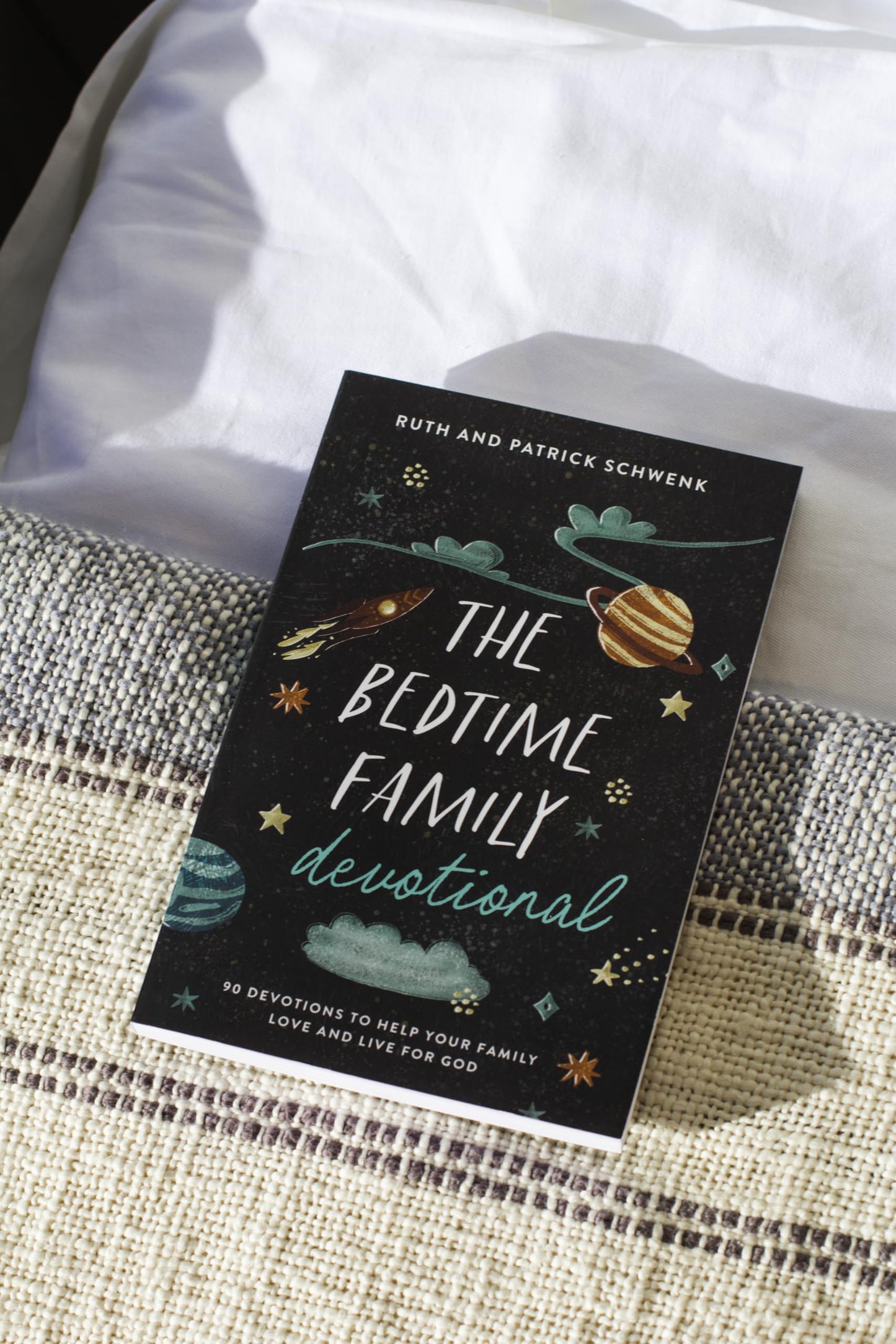 The Bedtime Family Devotional: 90 Devotions to Help Your Family Love and Live for God