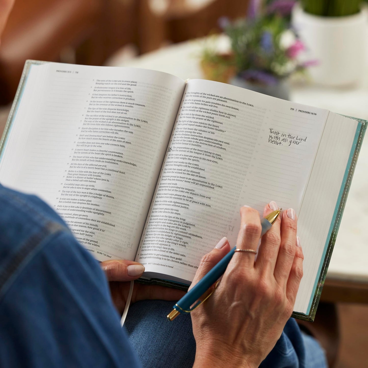NKJV, Journal the Word Bible: Reflect, Journal or Create Art Next to Your Favorite Verses (Cloth over board, Red Letter, Comfort Print)