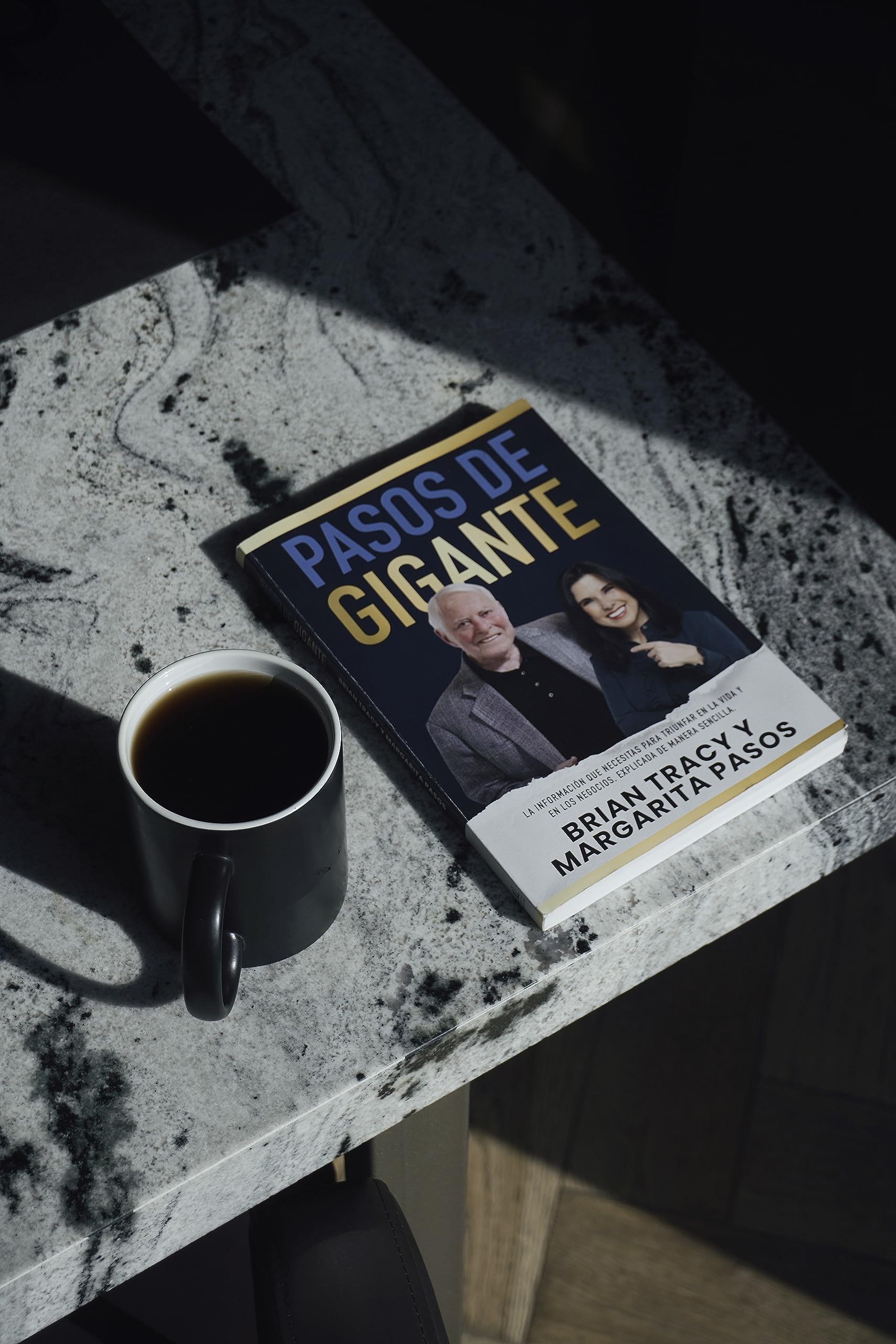 Pasos de gigante: La informaci?n que necesitas para triunfar en la vida y en los negocios, explicada de manera sencilla (Spanish Edition)