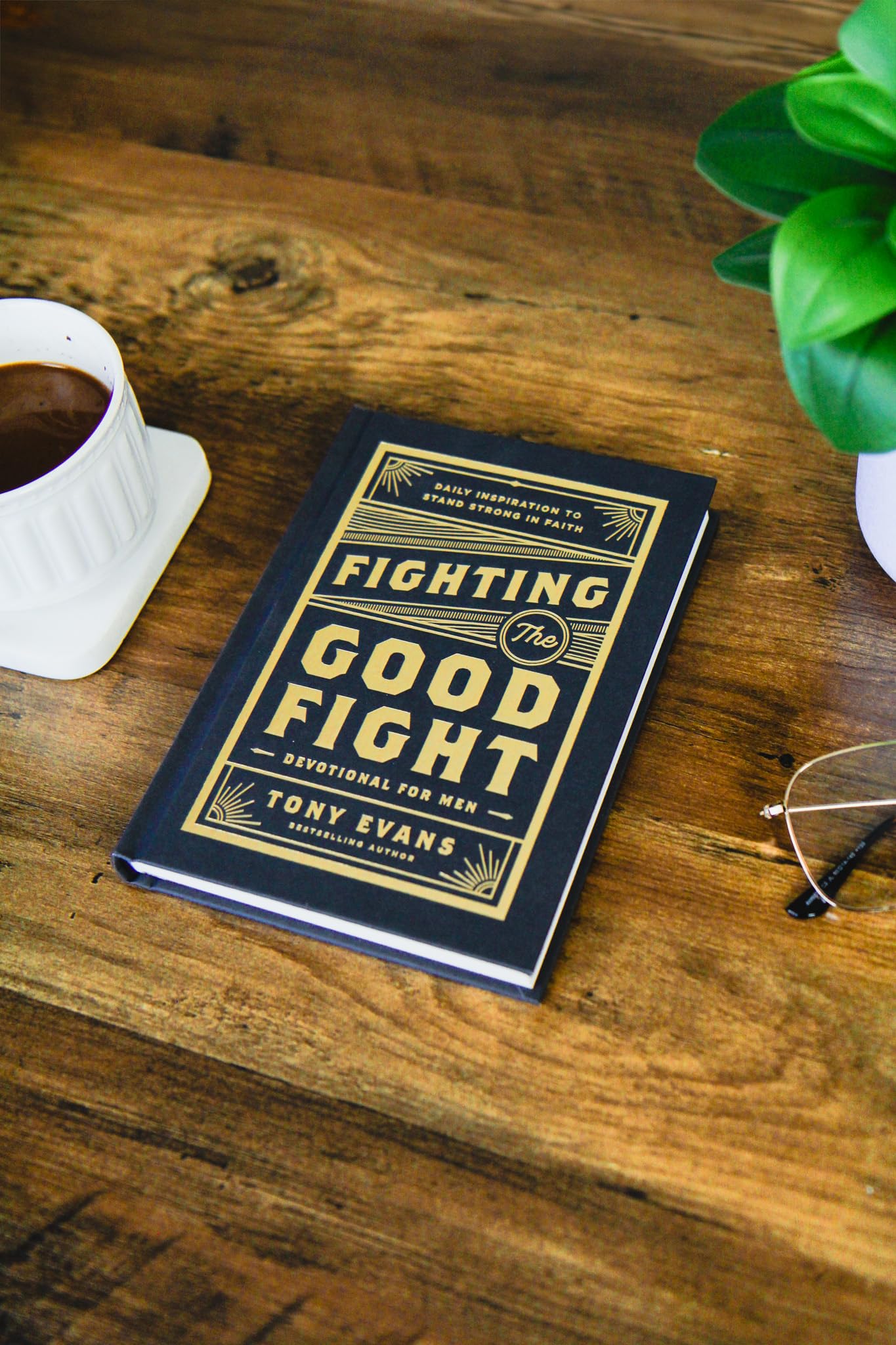 Fighting the Good Fight Devotional for Men: Daily Inspiration to Stand Strong in Faith