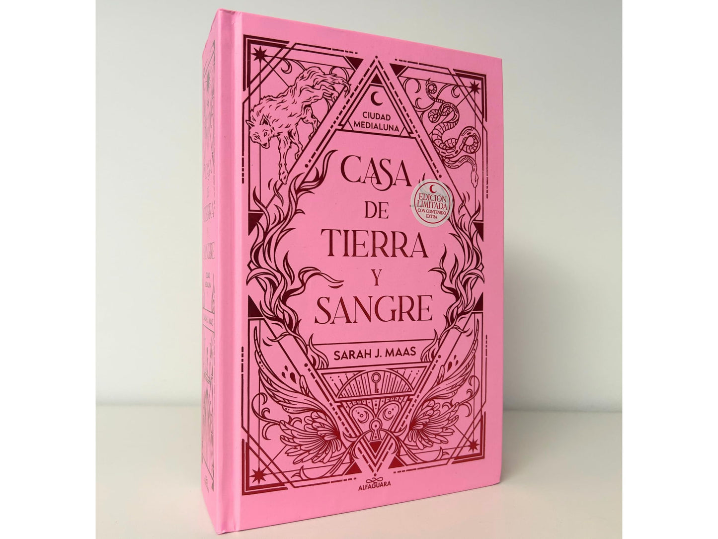 Casa de tierra y sangre (Edicin cantos pintados) / House of Earth and Blood (Sprayed Edges Edition) (CIUDAD MEDIALUNA) (Spanish Edition)