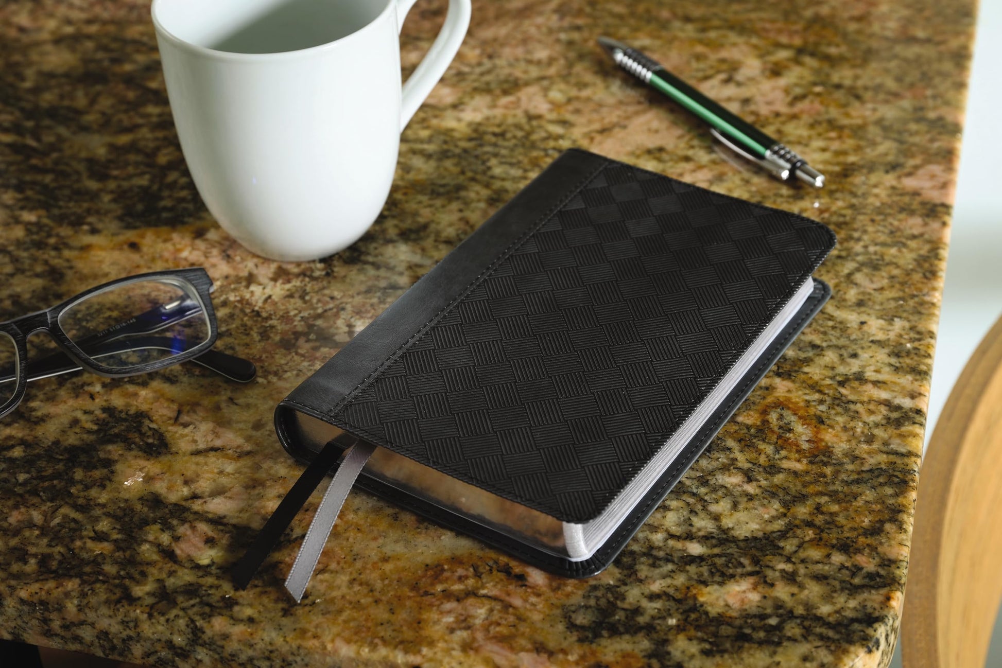 NIV, Thinline Bible, Compact, Leathersoft, Black/Gray, Red Letter, Comfort Print