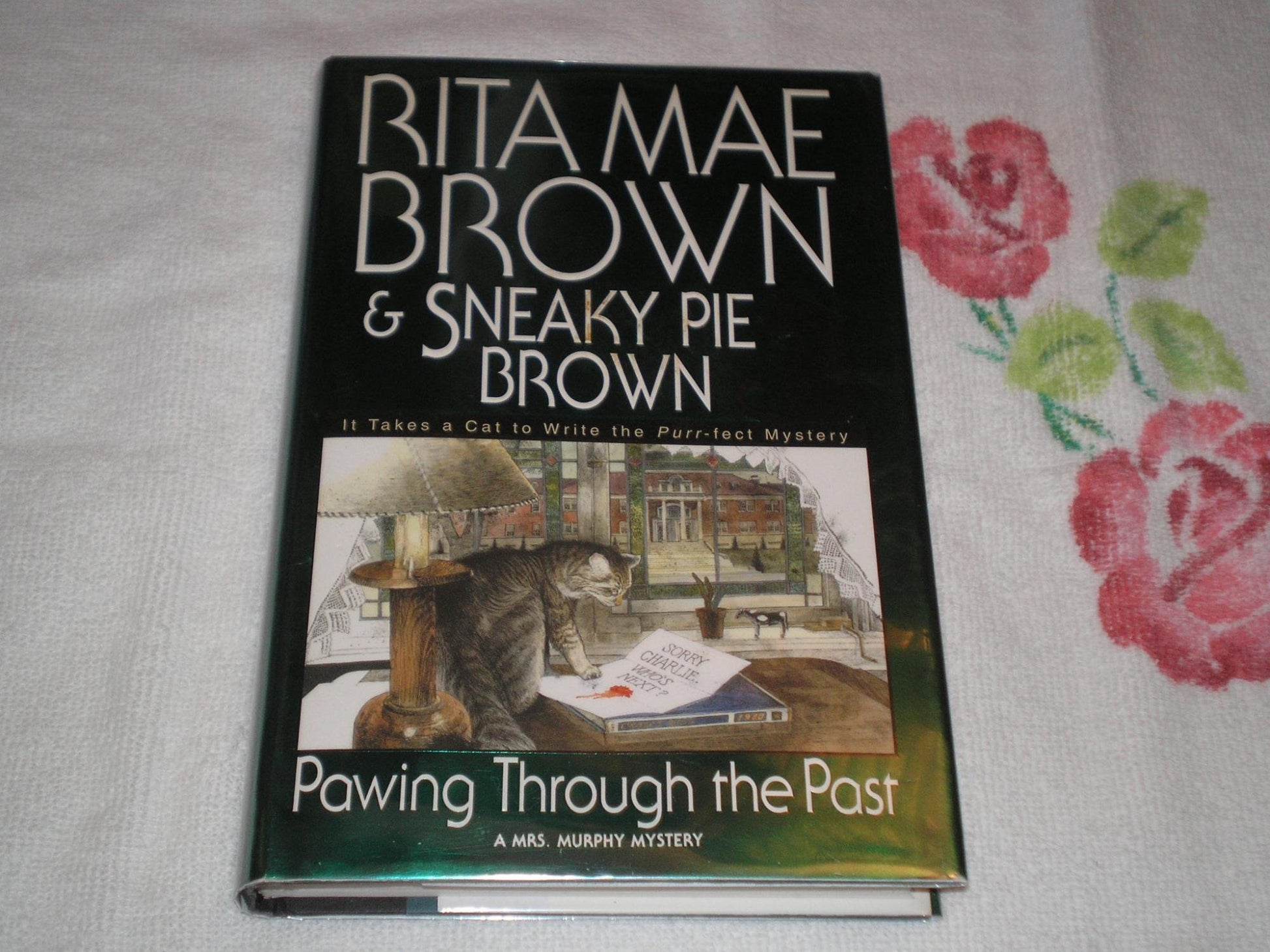 Pawing Through the Past (Mrs. Murphy Mysteries)