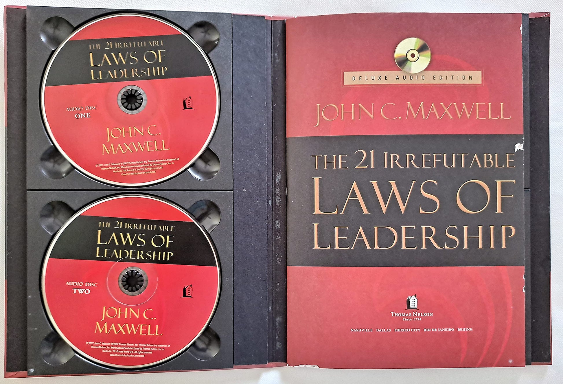 The 21 Irrefutable Laws of Leadership: Deluxe Edition