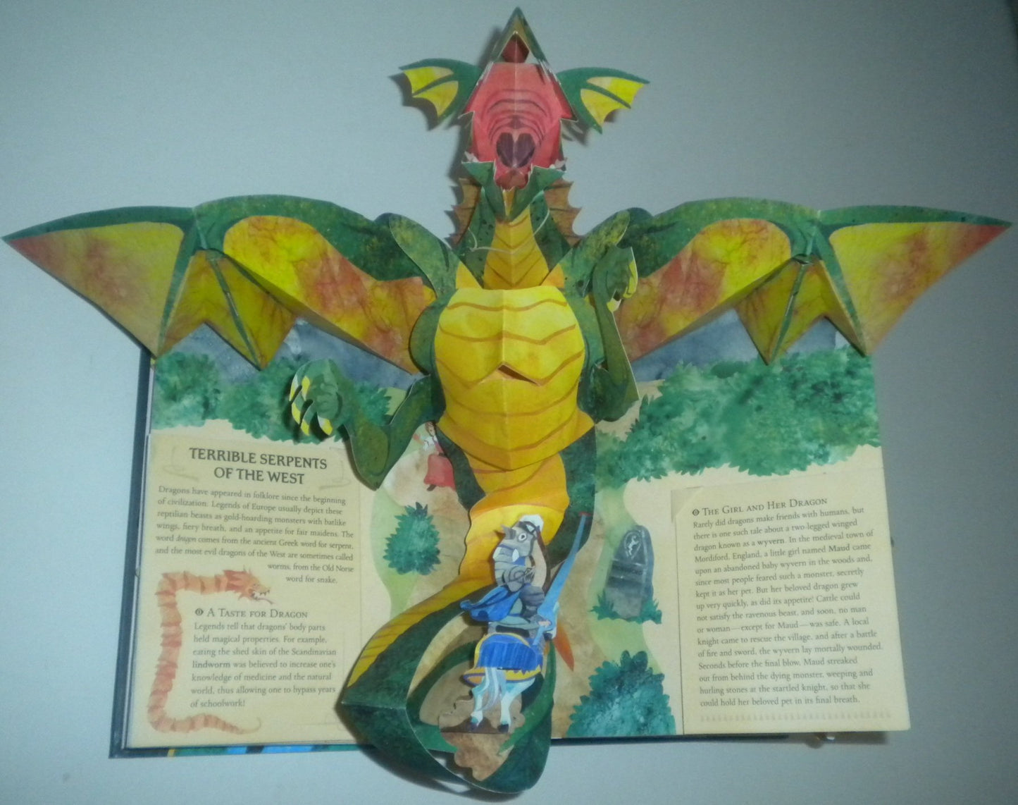 Encyclopedia Mythologica: Dragons and Monsters Pop-Up (Rei)