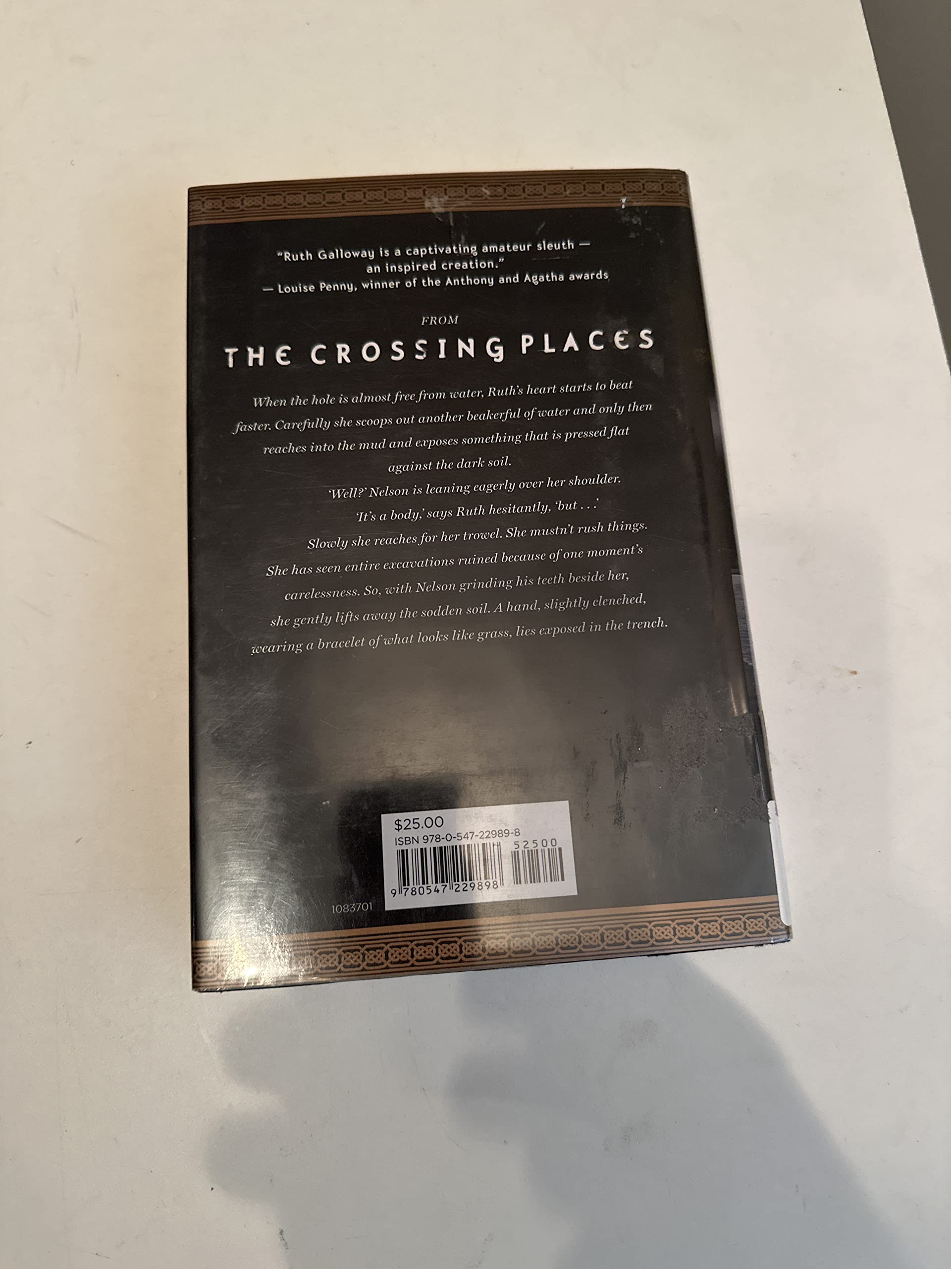 The Crossing Places (Ruth Galloway Mysteries)