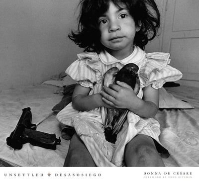 Unsettled/Desasosiego: Children in a World of Gangs/Los nios en un mundo de las pandillas (English and Spanish Edition)
