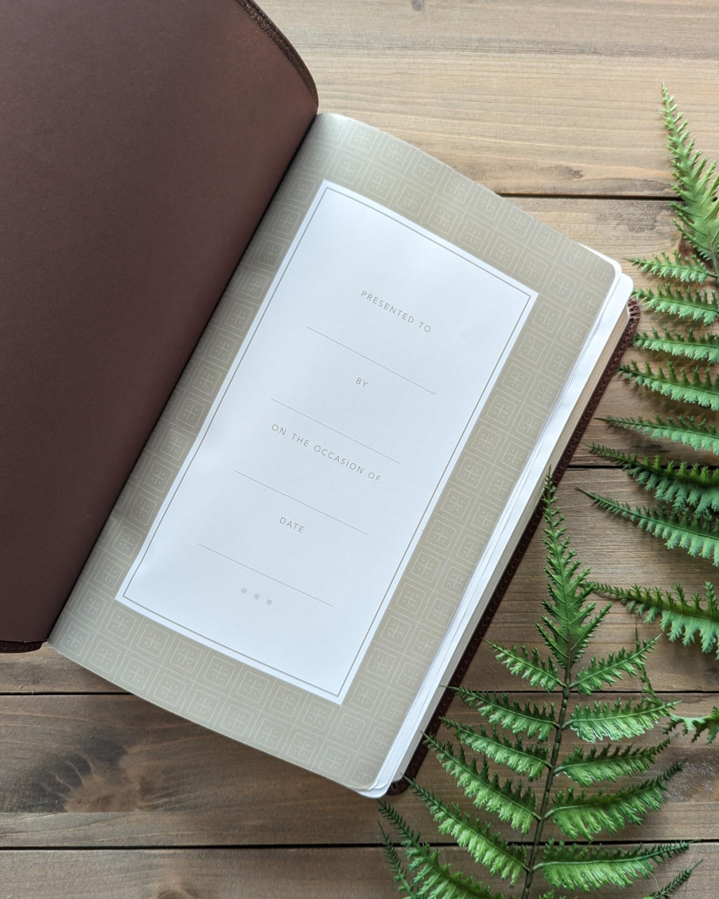 NLT Thinline Center-Column Reference Bible, Filament-Enabled Edition (LeatherLike, Rustic Brown, Indexed, Red Letter)