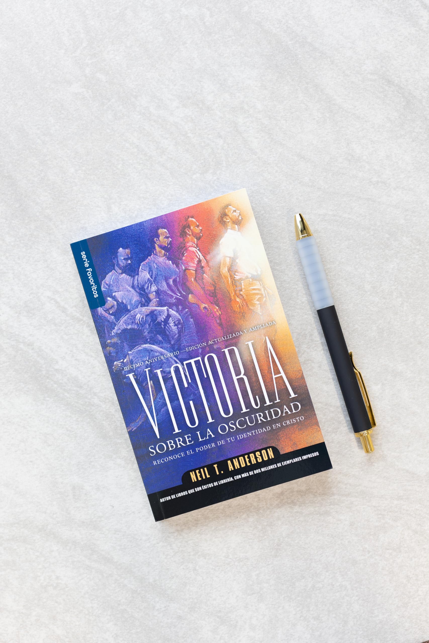 Victoria sobre la oscuridad - Serie Favoritos: Reconoce el poder de tu identidad en Cristo (Spanish Edition)